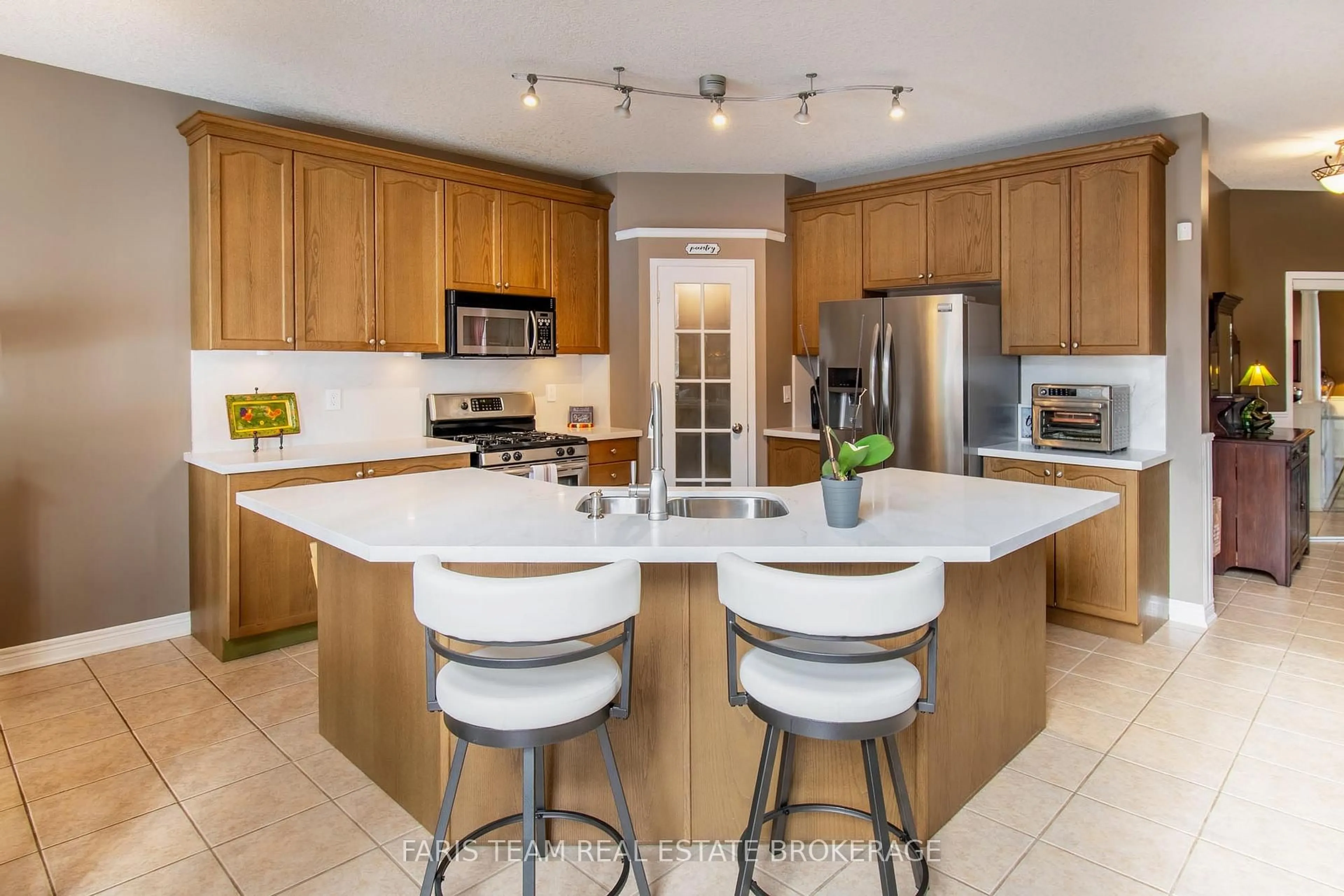 Contemporary kitchen, ceramic/tile floor for 1091 Booth Ave, Innisfil Ontario L9S 4W6