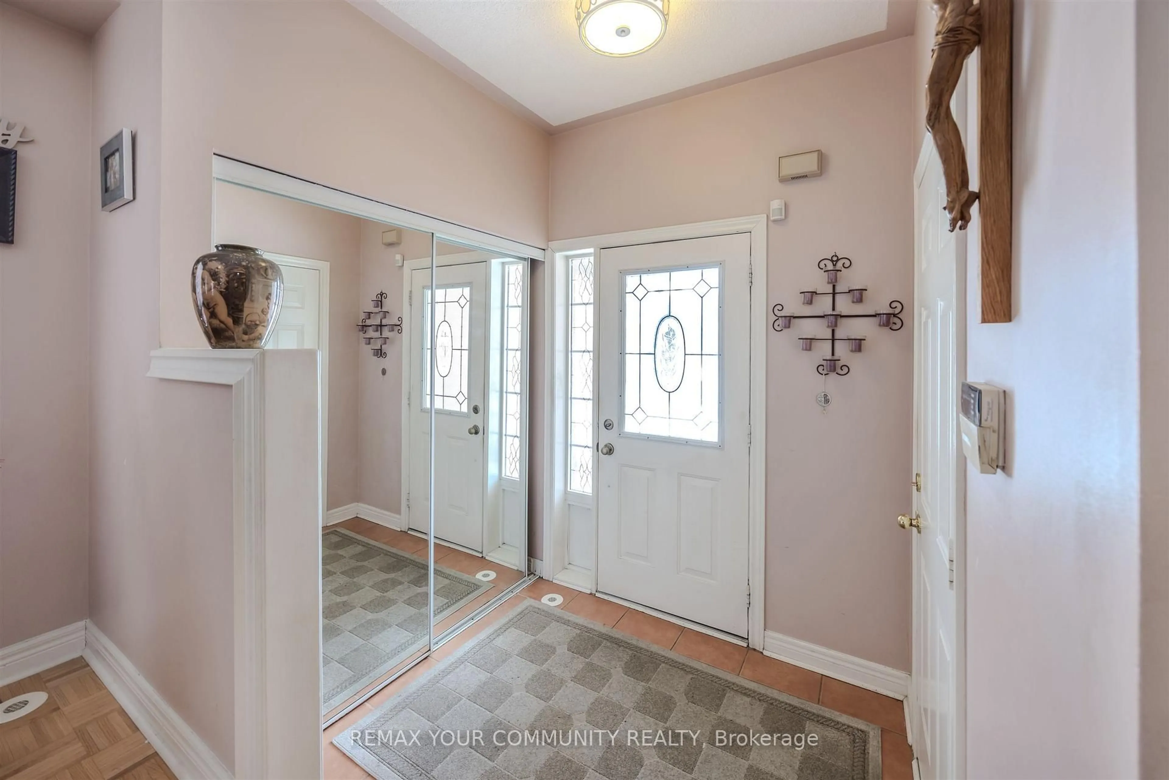 Indoor entryway for 50 Lodgeway Dr, Vaughan Ontario L6A 3S5