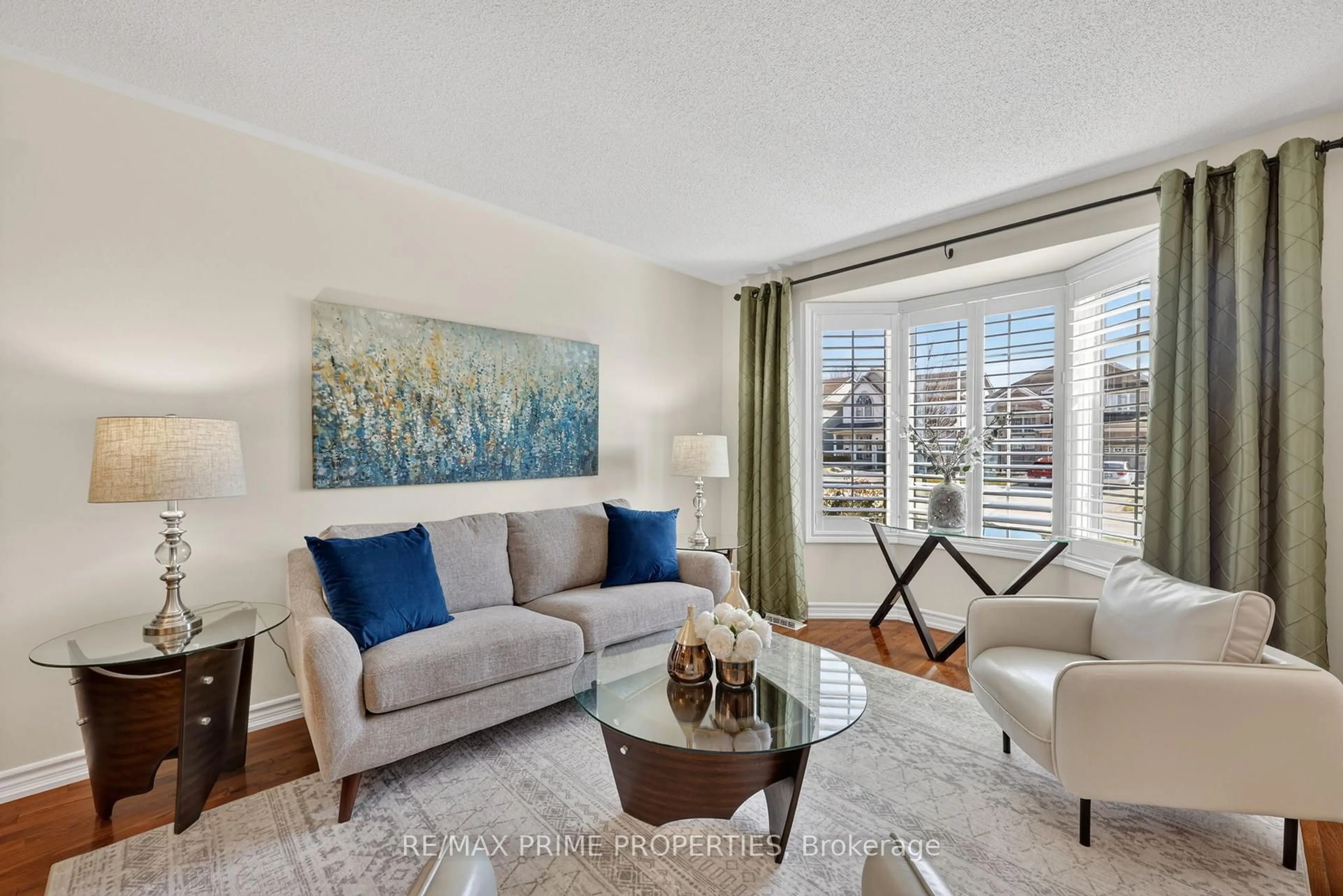 Living room with furniture, unknown for 472 King St, East Gwillimbury Ontario L0G 1M0