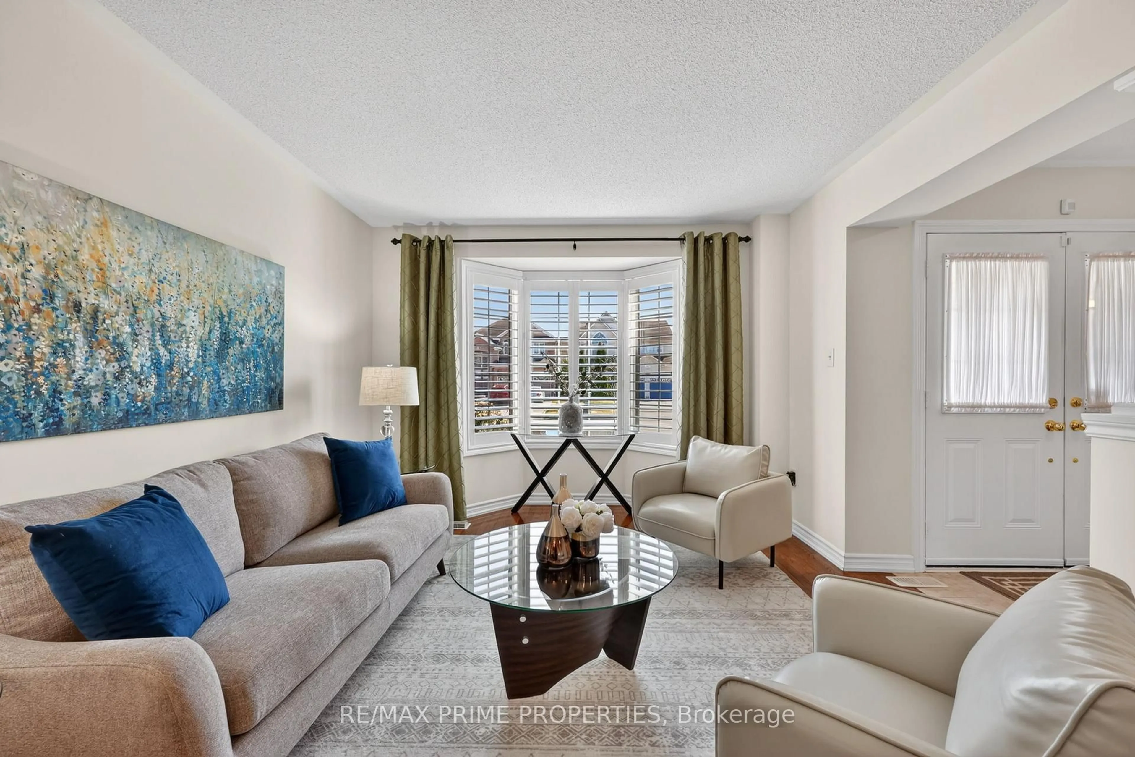 Living room with furniture, unknown for 472 King St, East Gwillimbury Ontario L0G 1M0