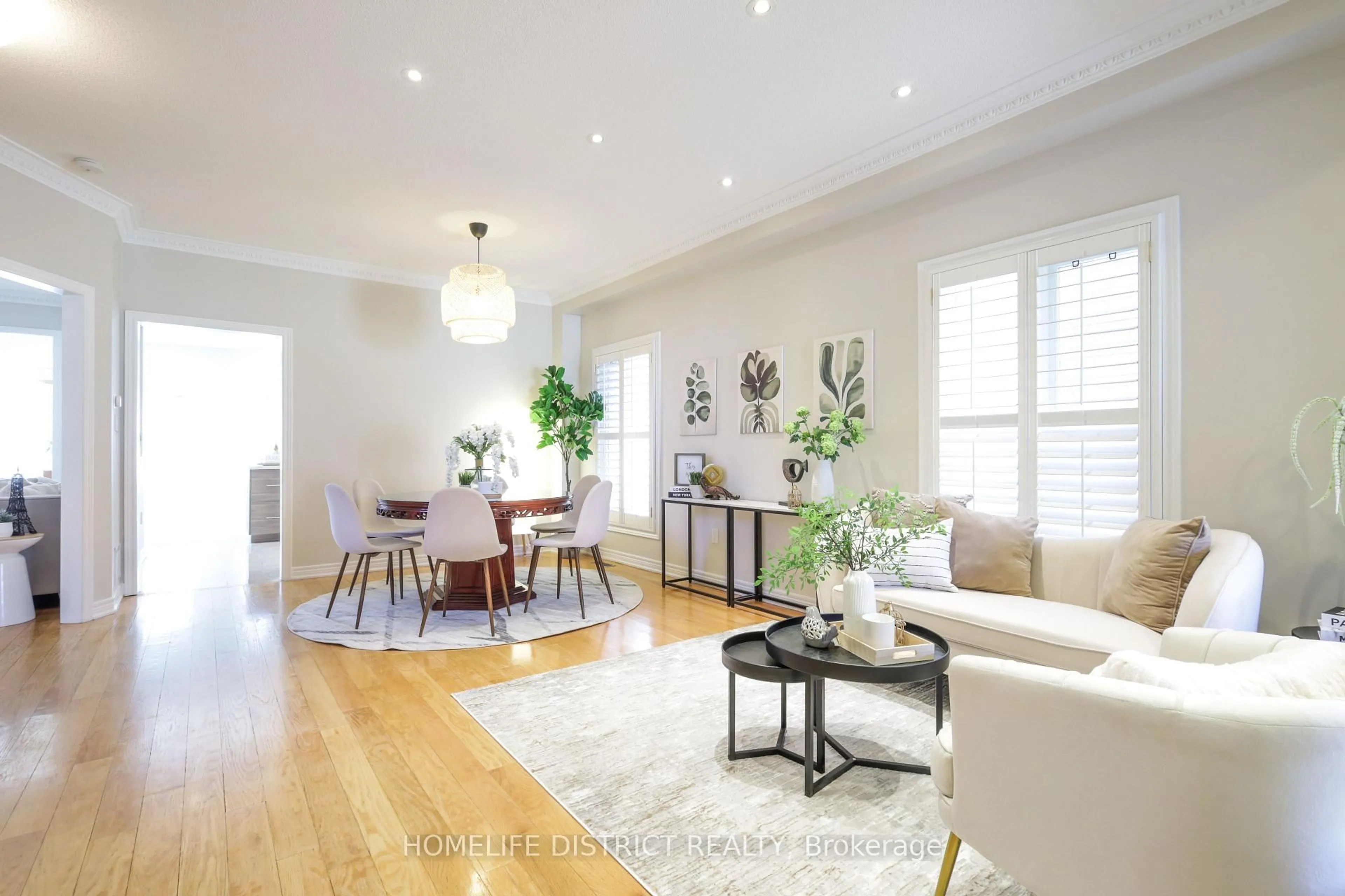 Living room with furniture, wood/laminate floor for 116 Mojave Cres, Richmond Hill Ontario L4S 1R8
