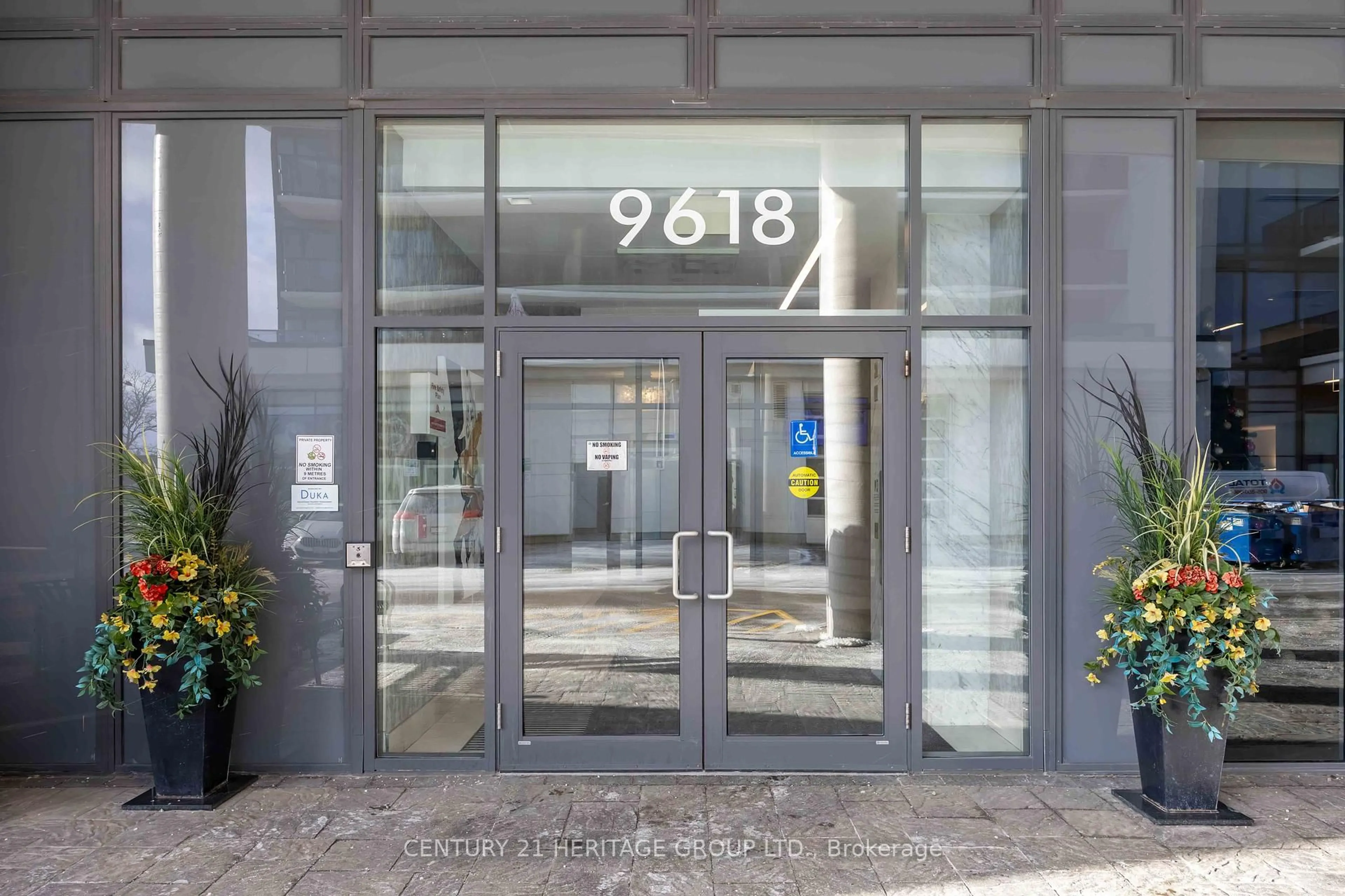 Indoor foyer for 9618 Yonge St #201, Richmond Hill Ontario L4C 0X5