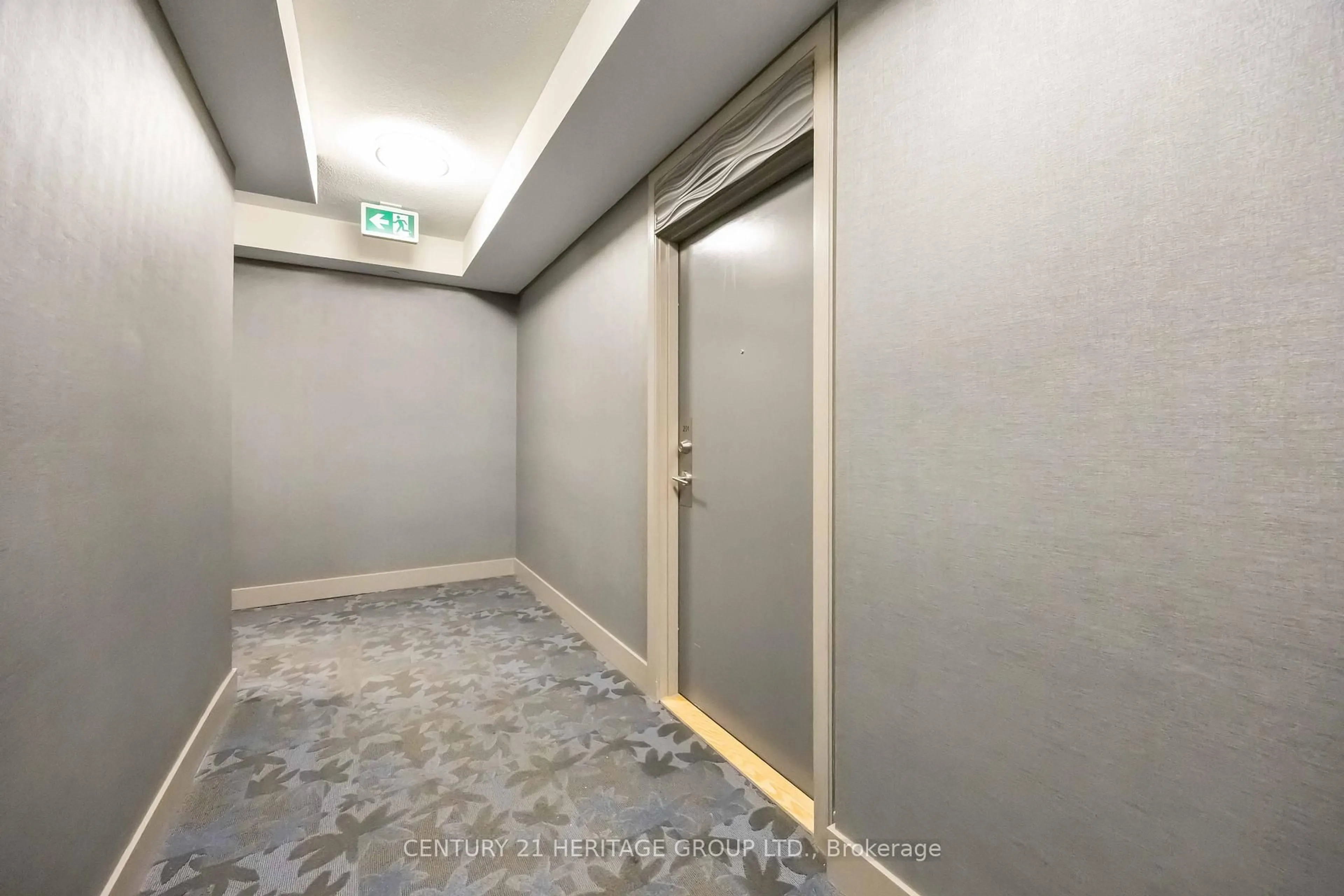 Indoor foyer for 9618 Yonge St #201, Richmond Hill Ontario L4C 0X5