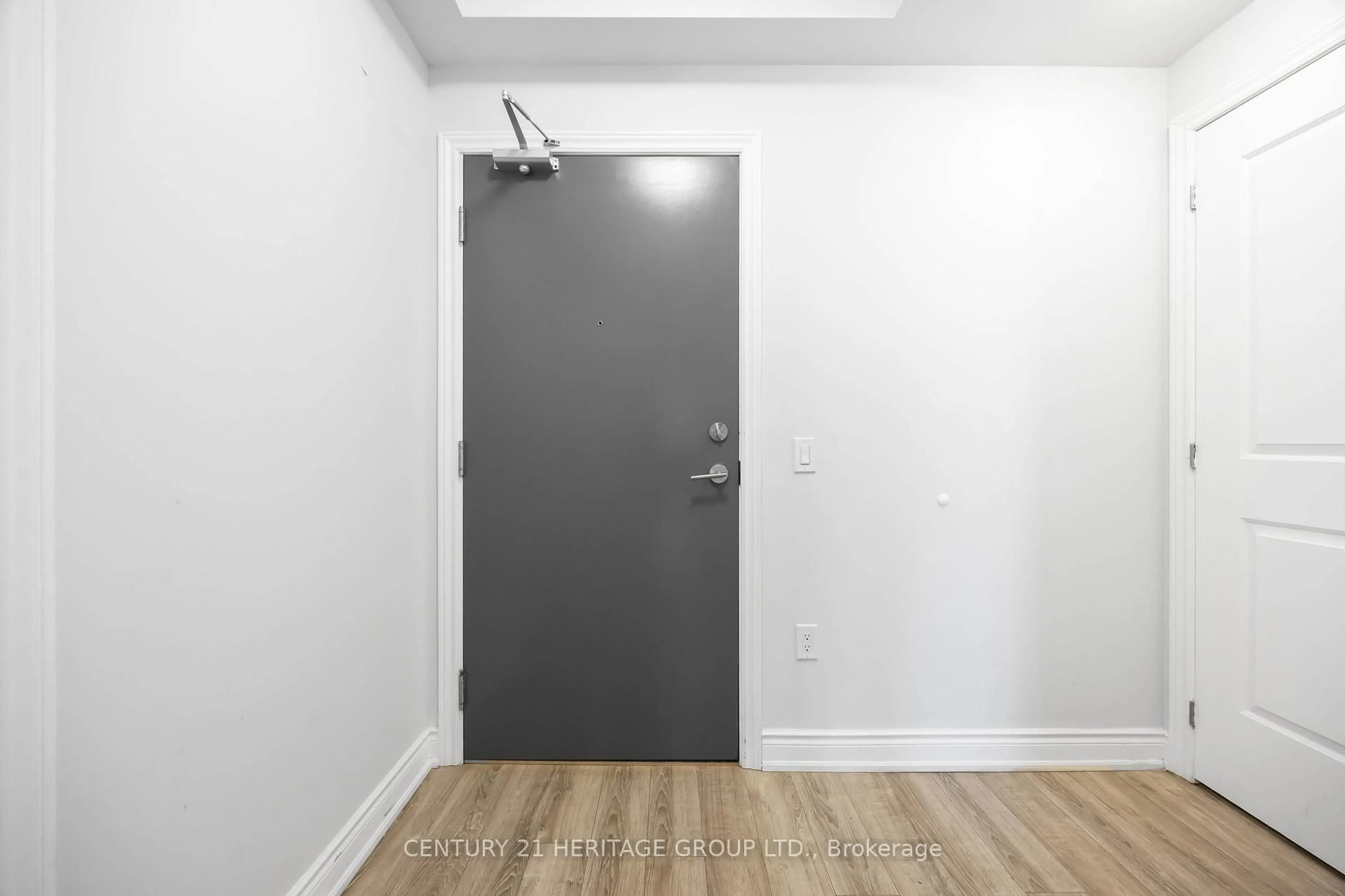 Indoor entryway for 9618 Yonge St #201, Richmond Hill Ontario L4C 0X5