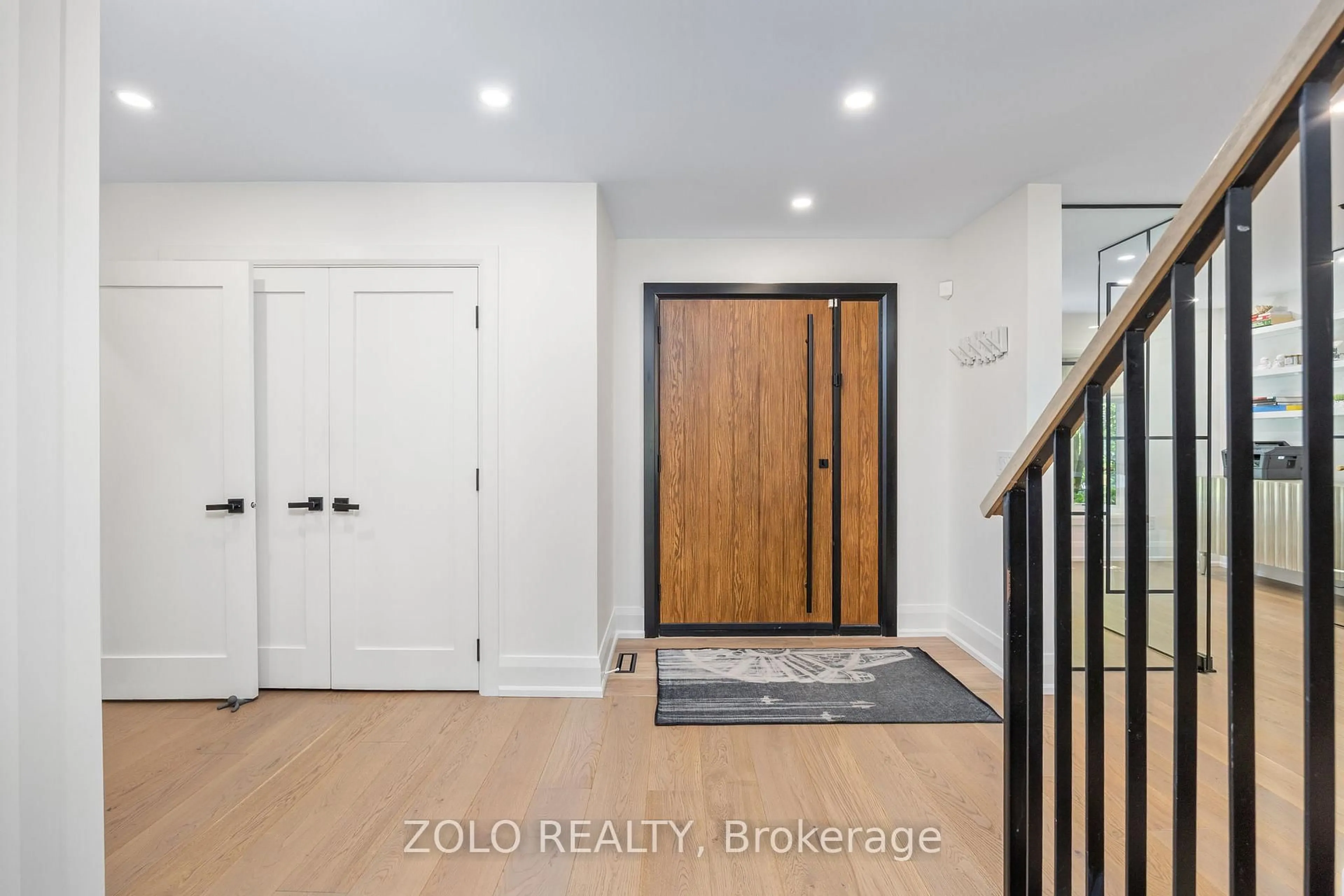 Indoor entryway for 473 Keith Ave, Newmarket Ontario L3X 1V5