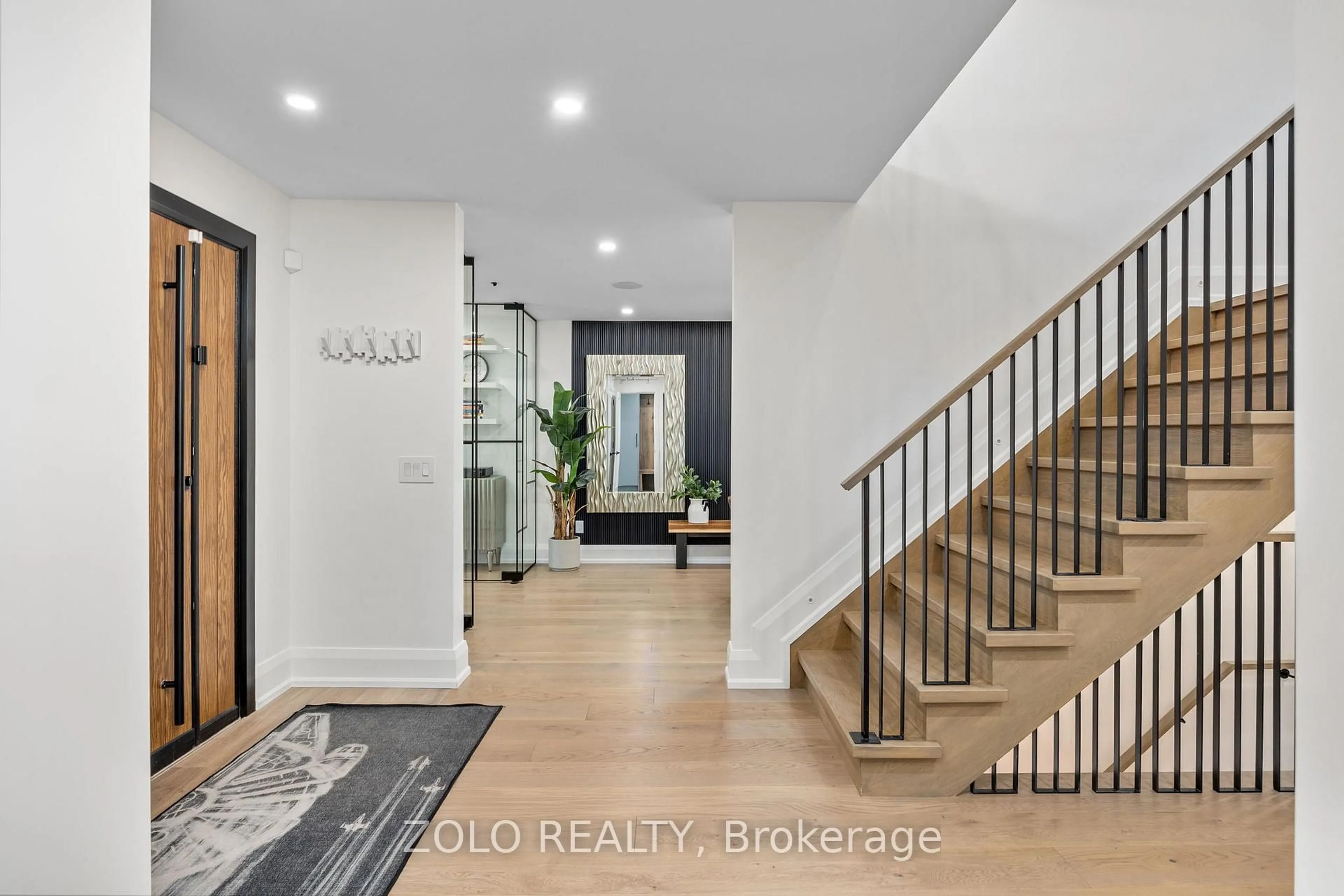 Indoor entryway for 473 Keith Ave, Newmarket Ontario L3X 1V5