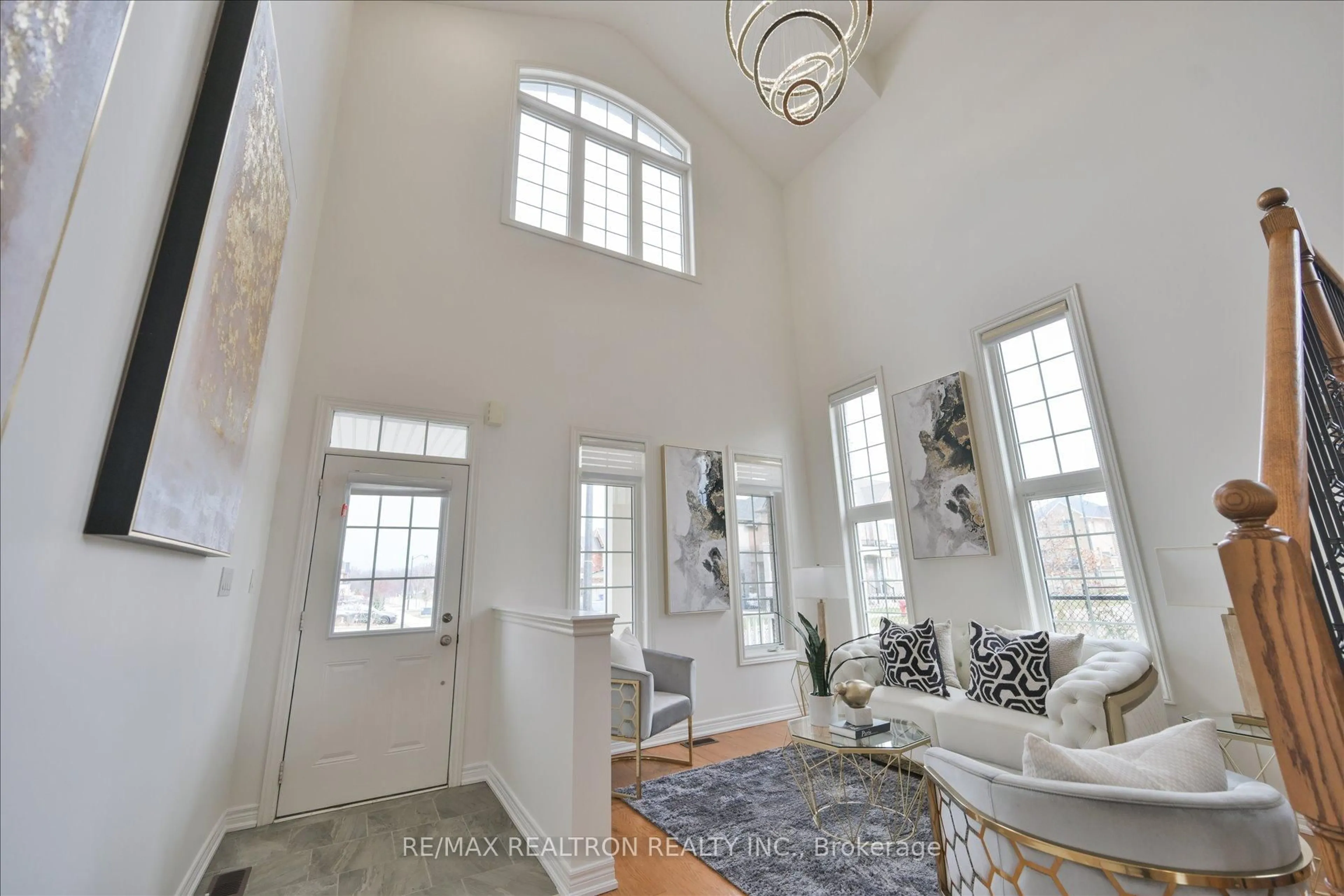 Indoor entryway for 150 Crane St, Aurora Ontario L4G 0W2