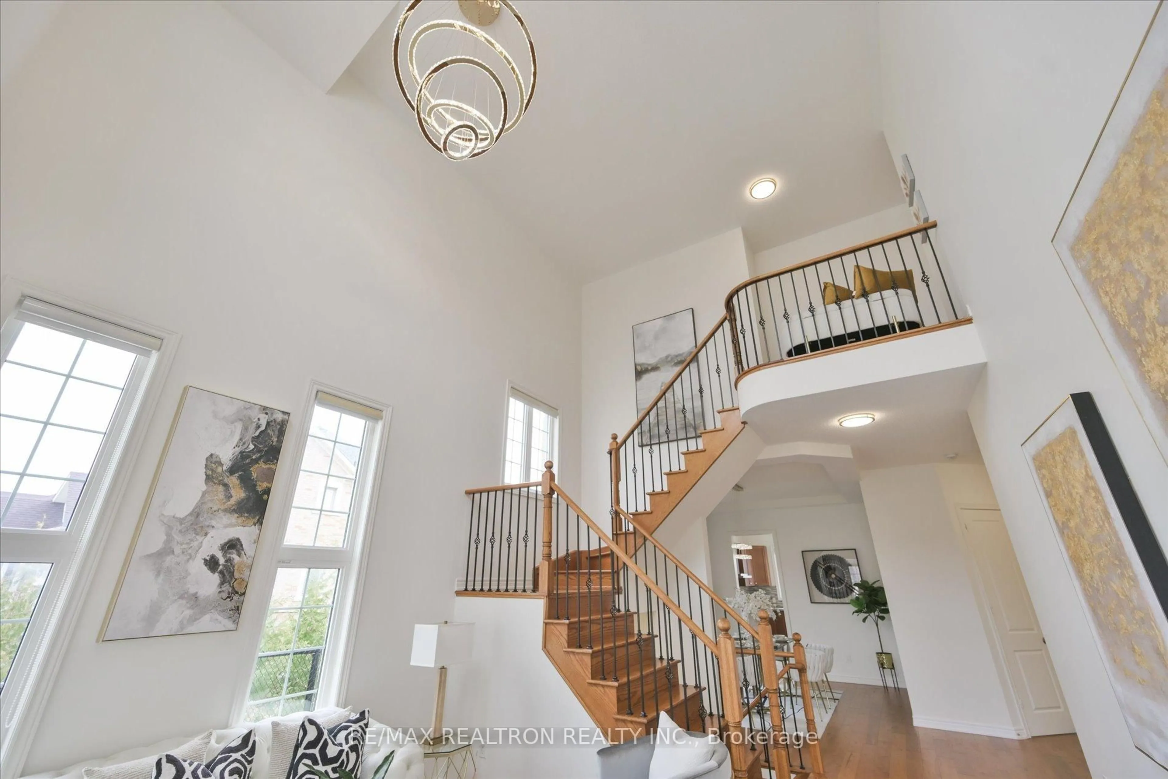 Indoor foyer for 150 Crane St, Aurora Ontario L4G 0W2