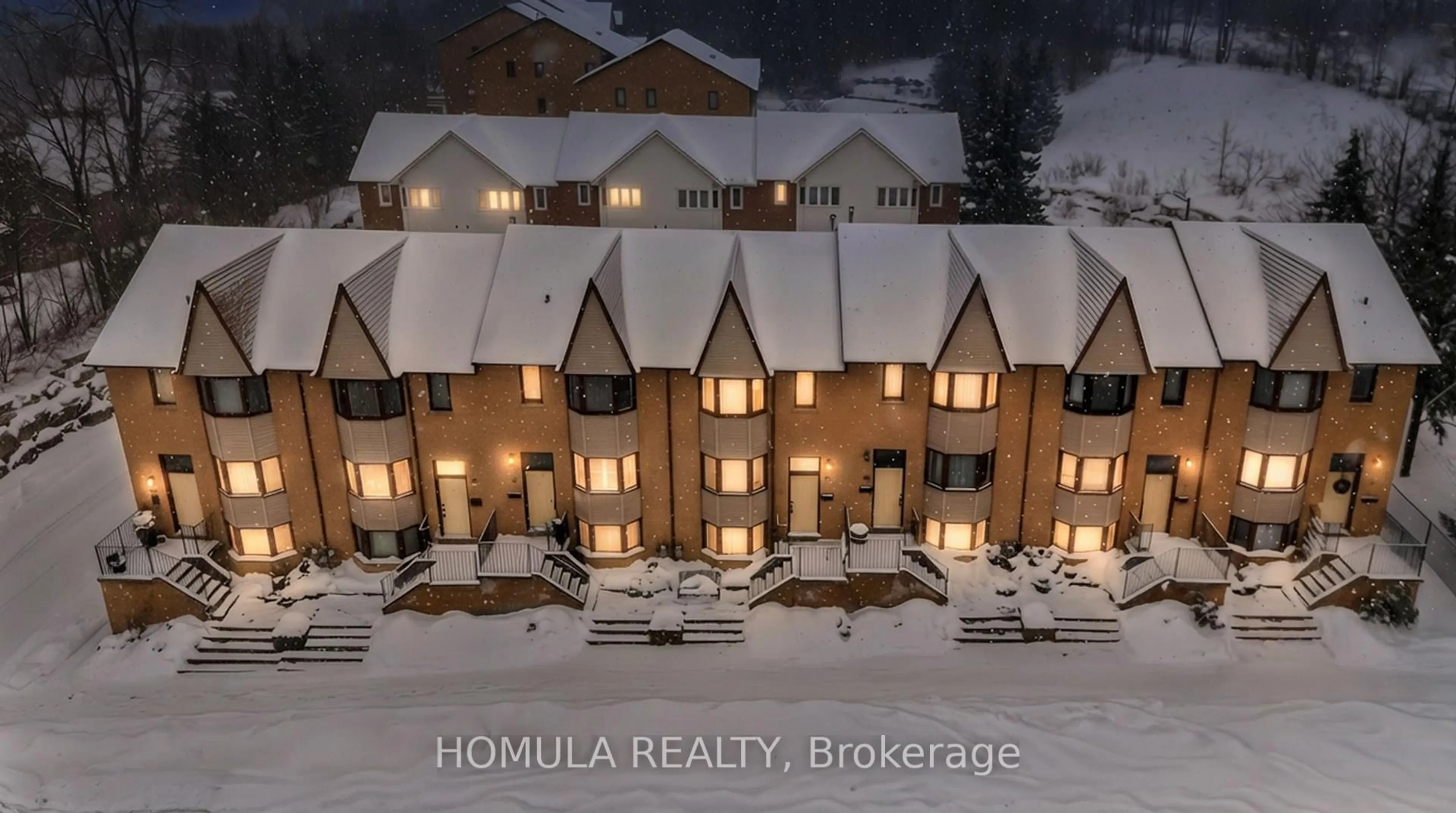 A pic from outside/outdoor area/front of a property/back of a property/a pic from drone, building for 211 Woodbridge Ave, Vaughan Ontario L4L 2T1