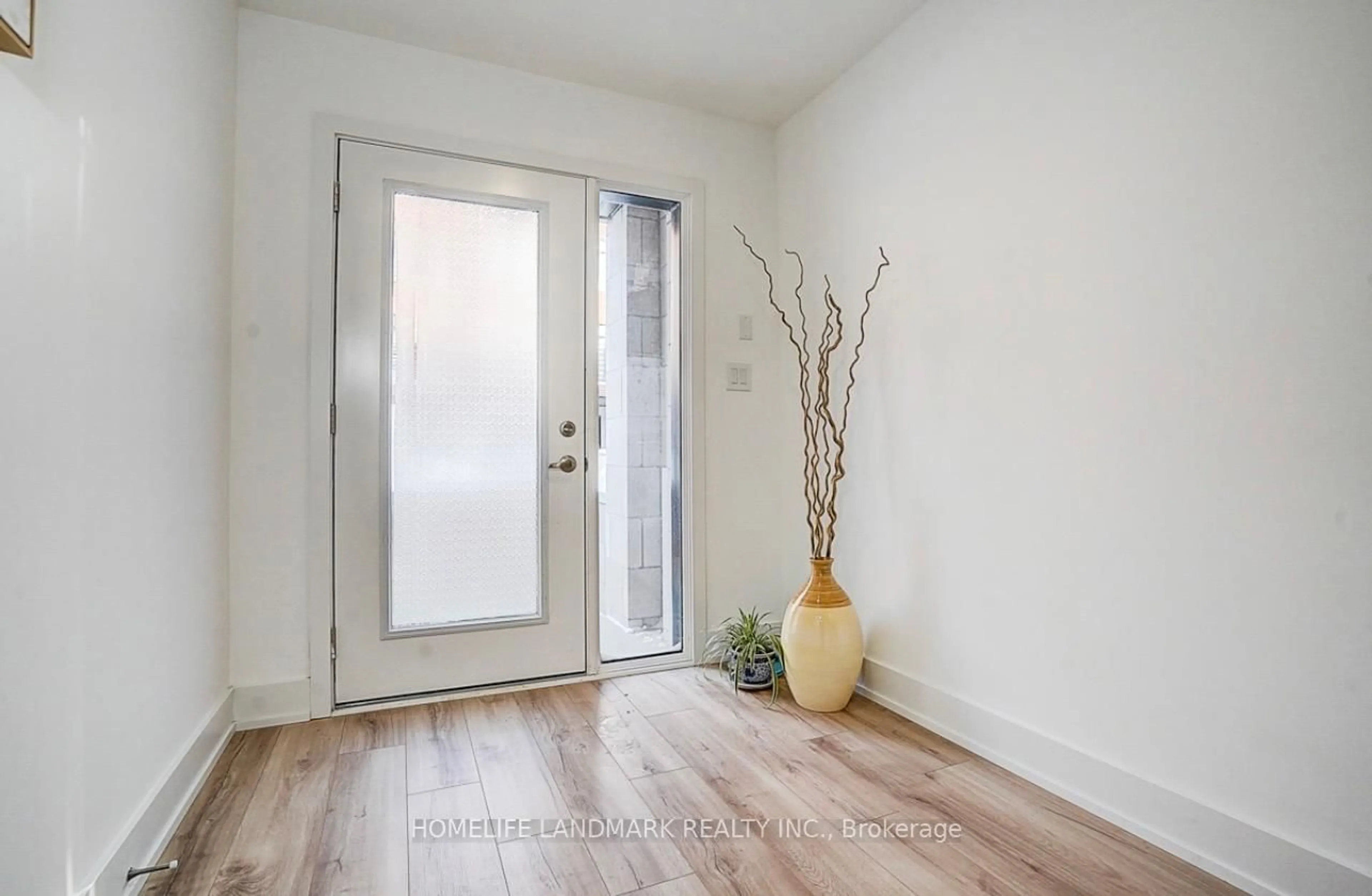 Indoor entryway for 27 Chestnut Crt, Aurora Ontario L4G 4A4