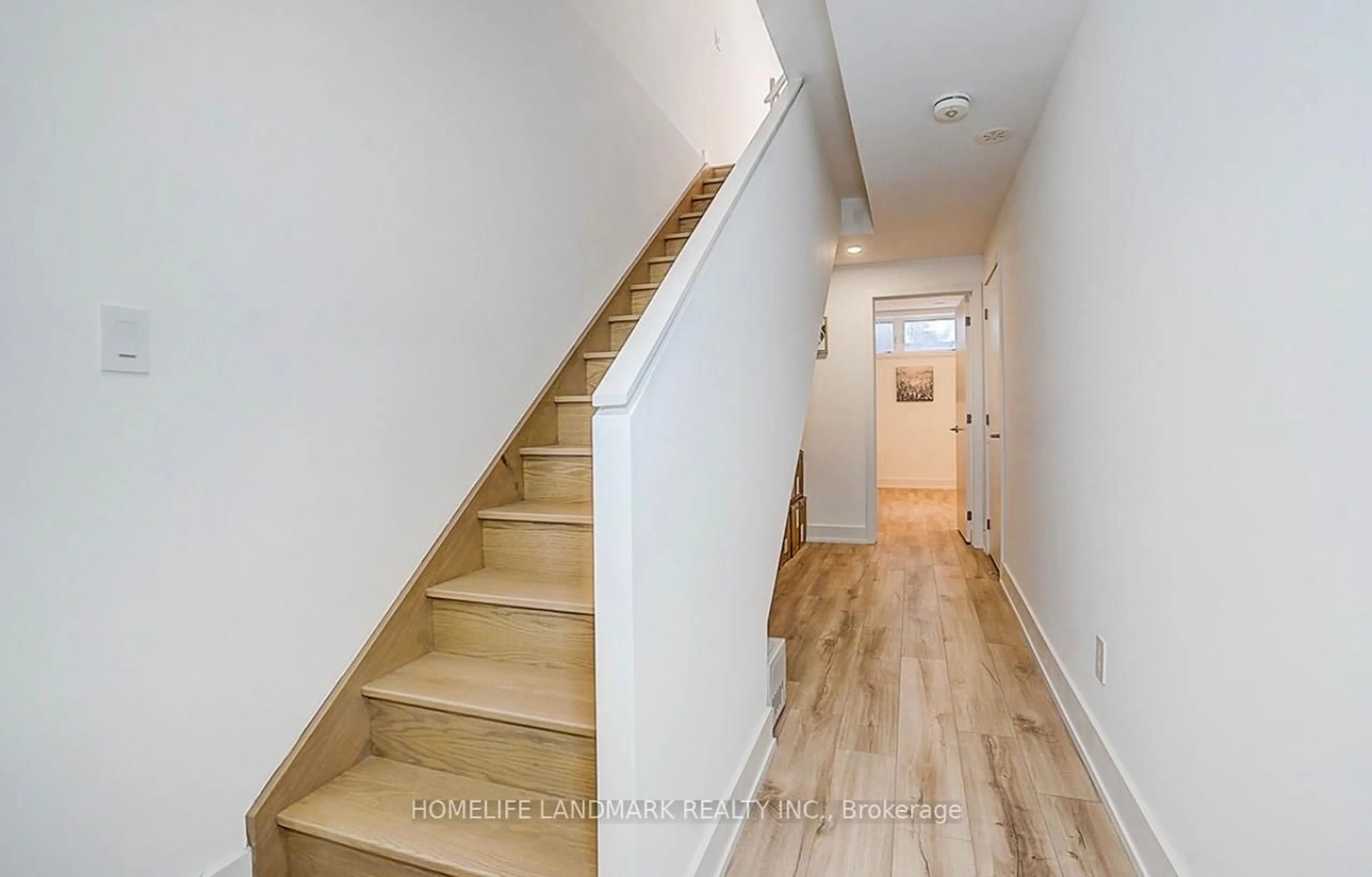 Stairs for 27 Chestnut Crt, Aurora Ontario L4G 4A4
