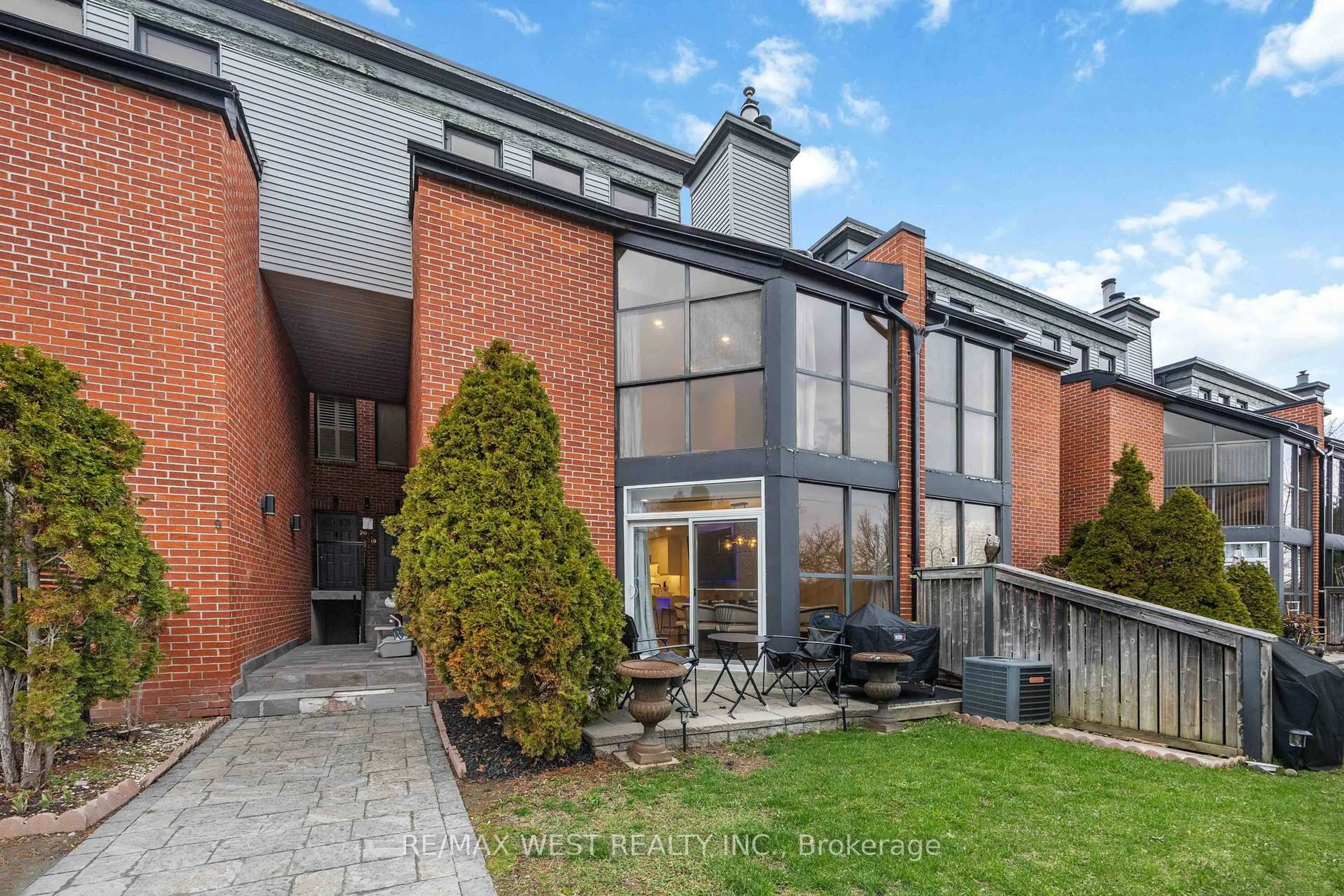 Home with brick exterior material, street for 100 Arbors Lane, Vaughan Ontario L4L 7G4