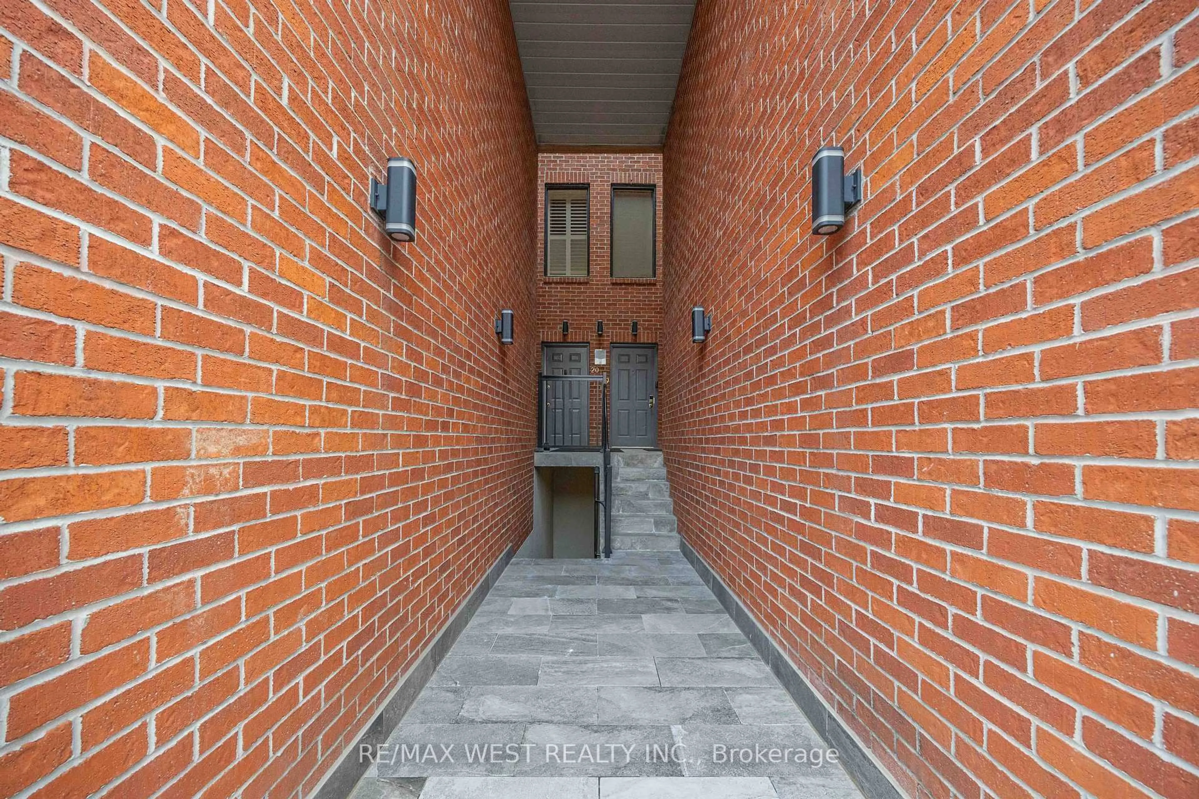 Indoor foyer for 100 Arbors Lane #TH #10, Vaughan Ontario L4L 7G4