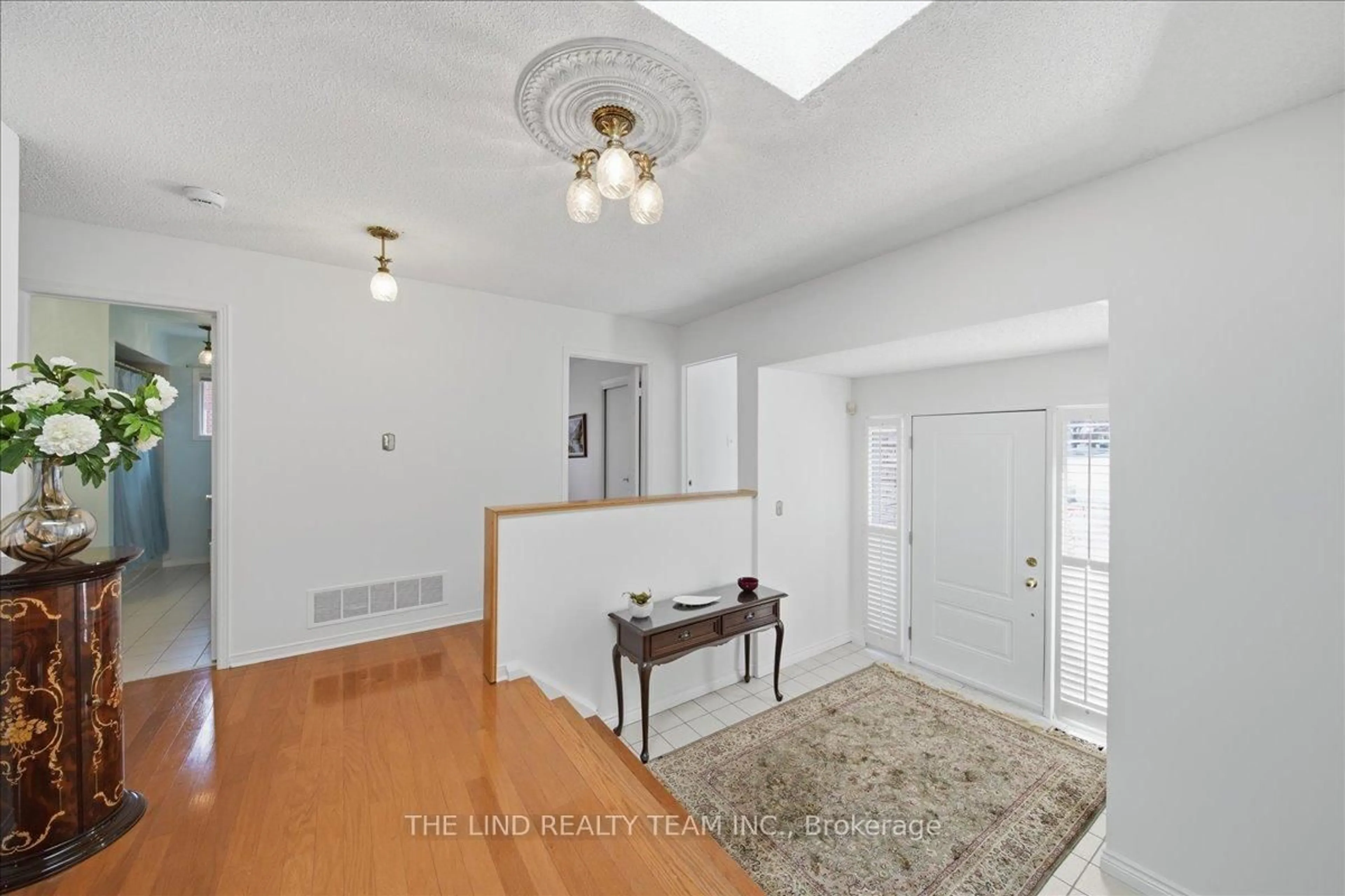 Indoor foyer for 17 April Gdns, Aurora Ontario L4G 4R7