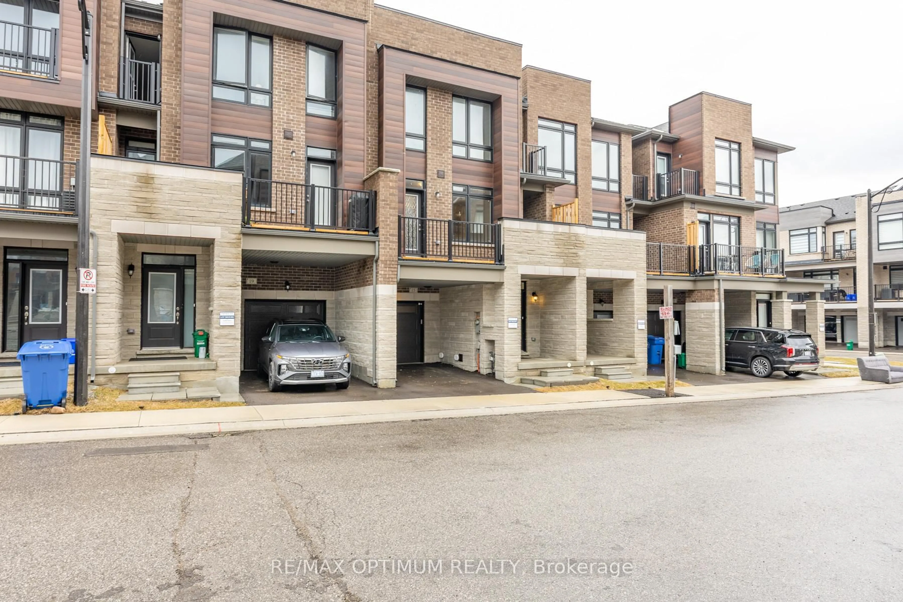 Unknown for 15 Gunton St, Aurora Ontario L4G 4A9