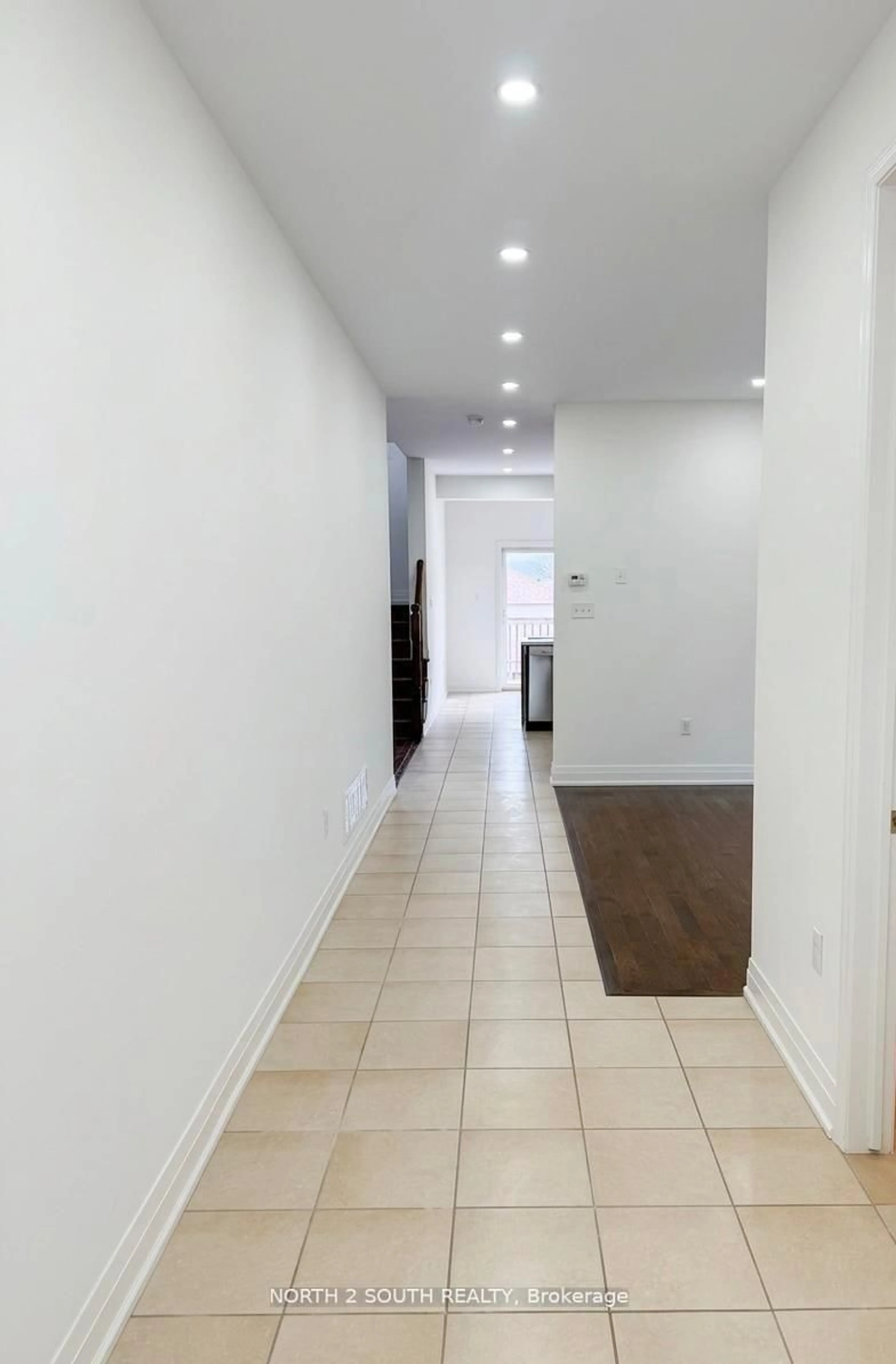 Indoor foyer for 2271 Whitewood Cres, Innisfil Ontario L9S 2B1