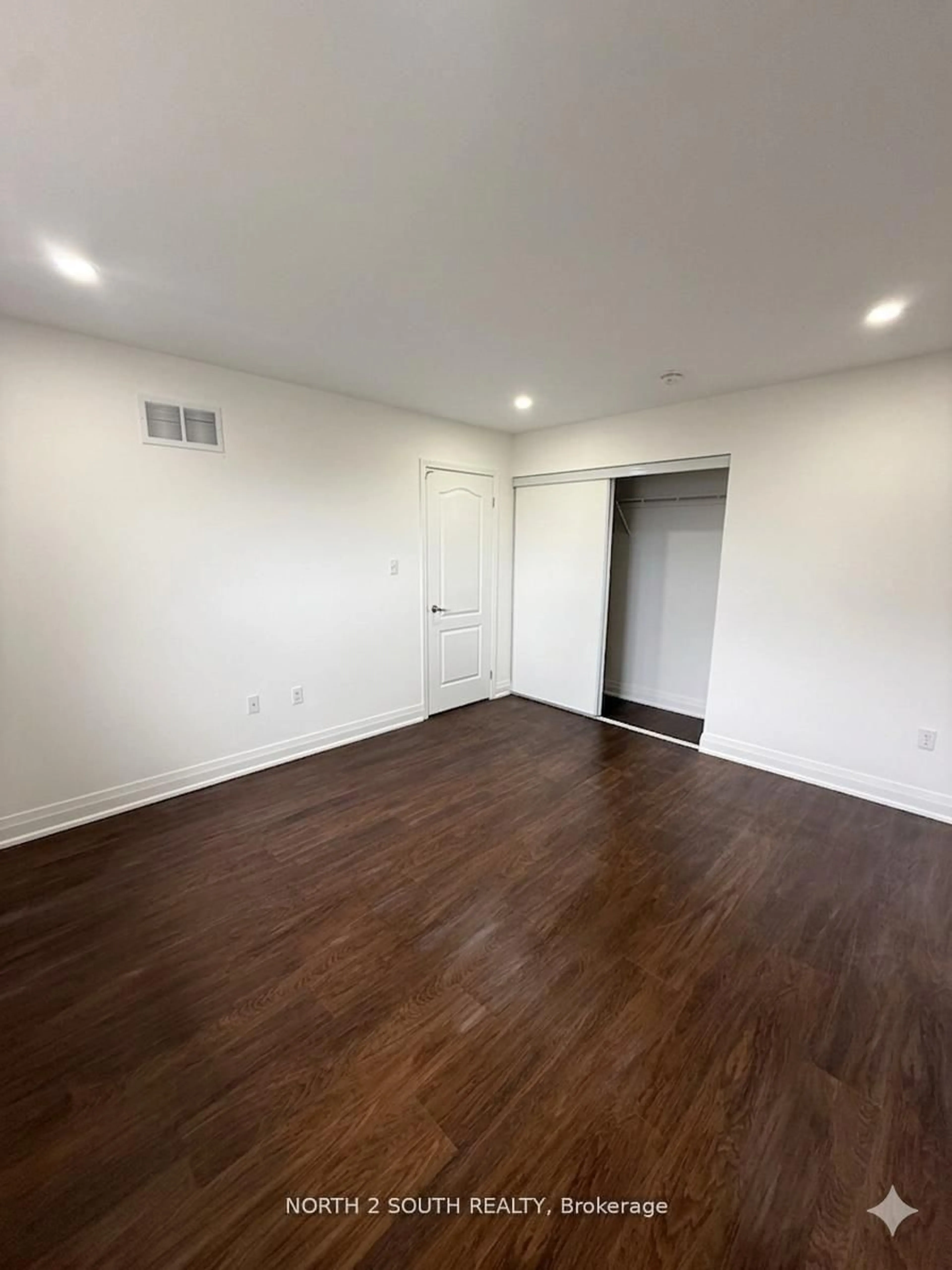 A pic of a room for 2271 Whitewood Cres, Innisfil Ontario L9S 2B1