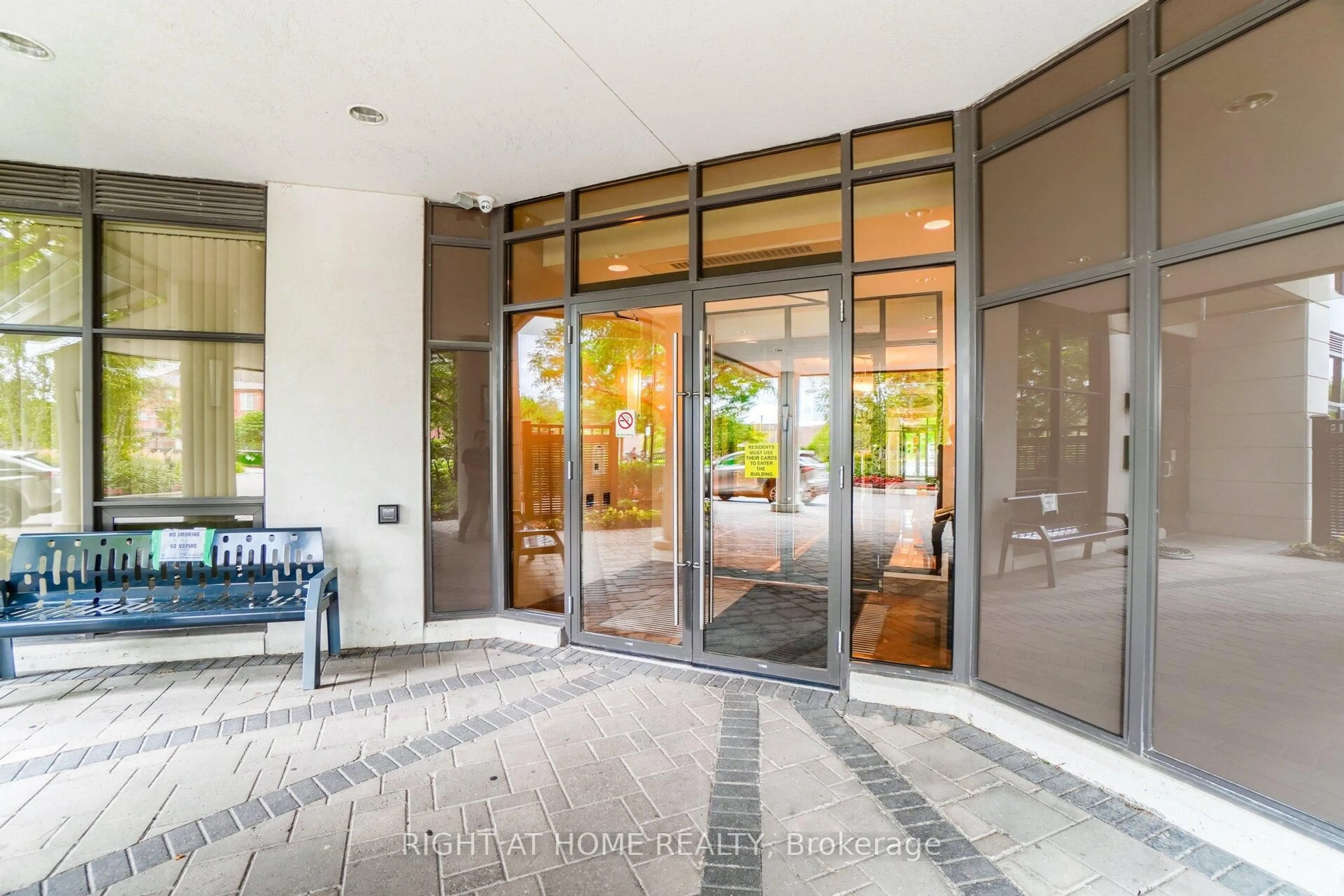 Indoor foyer for 18 Harding Blvd #211, Richmond Hill Ontario L4C 0T3