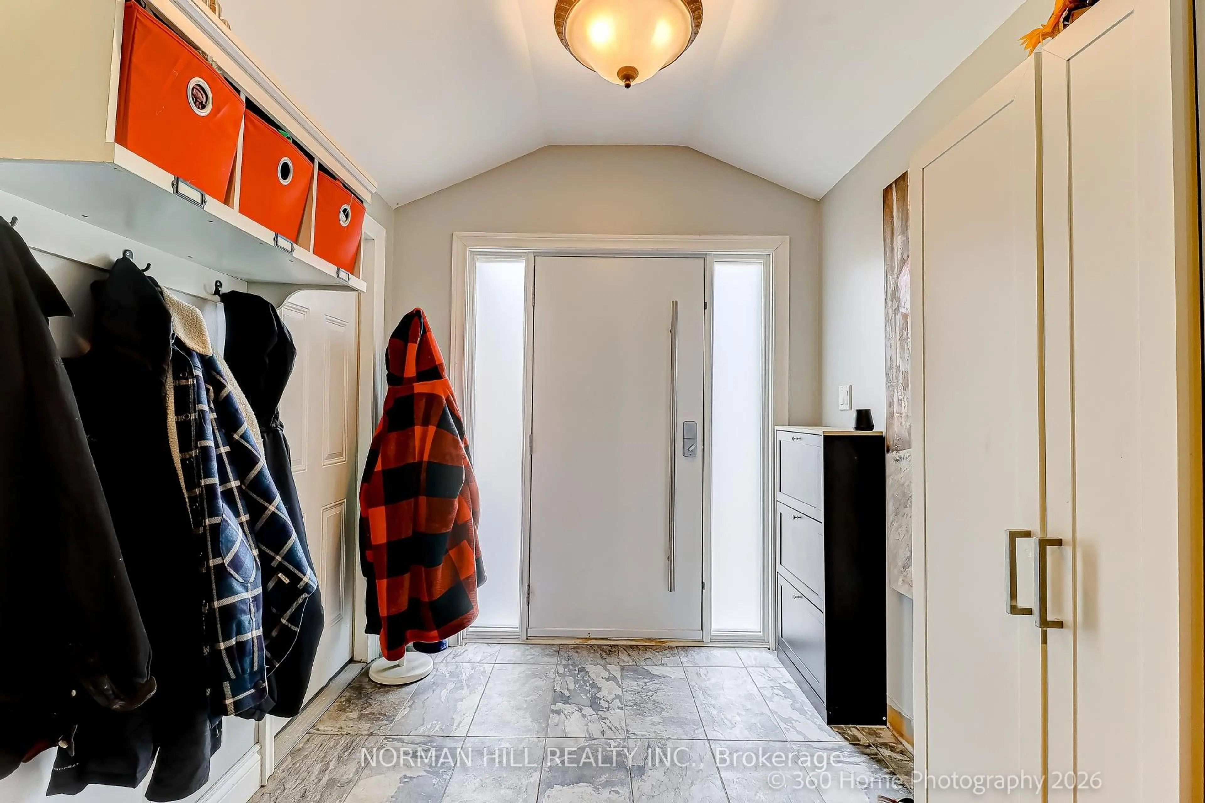 Indoor entryway for 13 Eves Crt, Newmarket Ontario L3Y 7P8