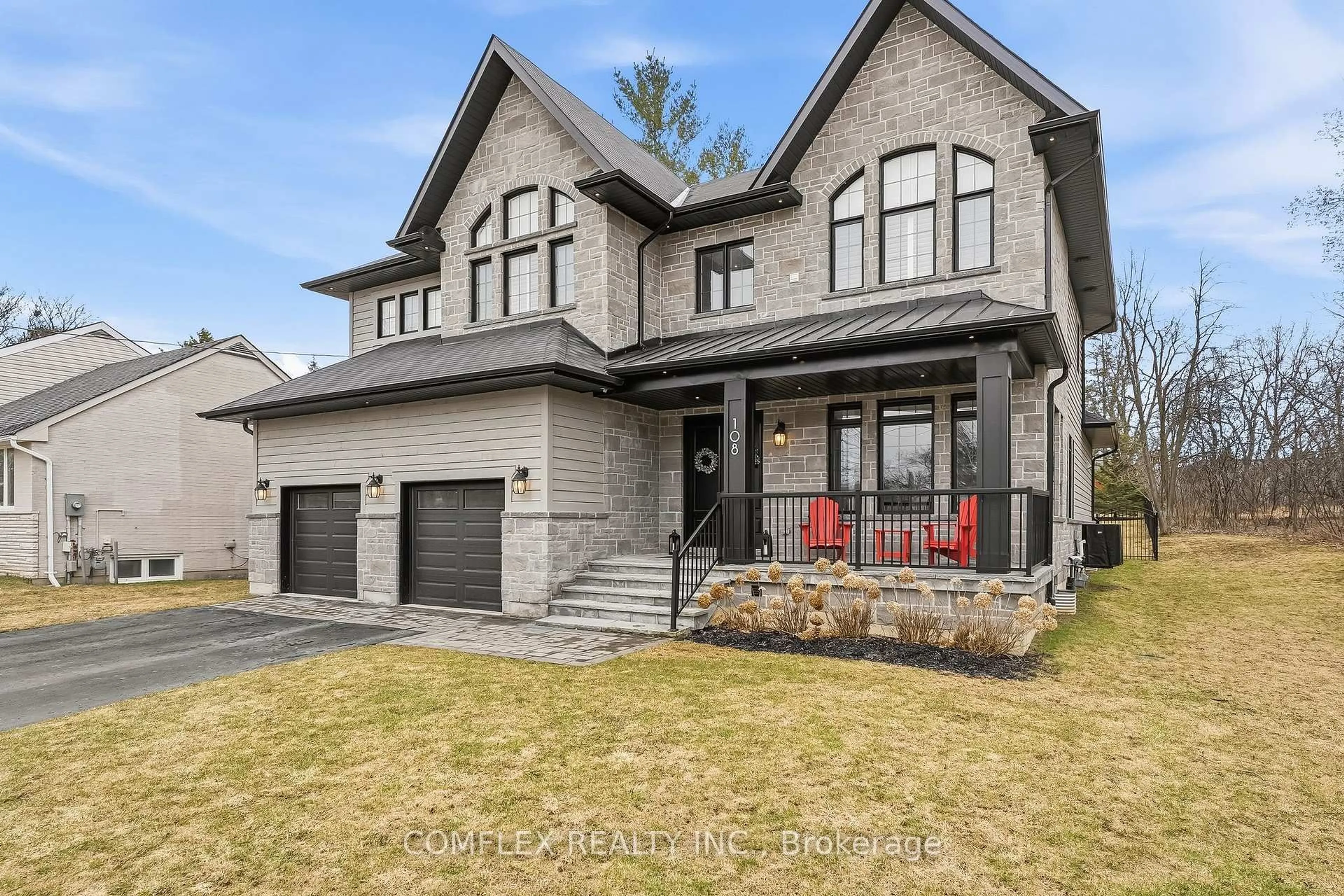 Home with brick exterior material, street for 108 Avenue Rd, Newmarket Ontario L3Y 1N3