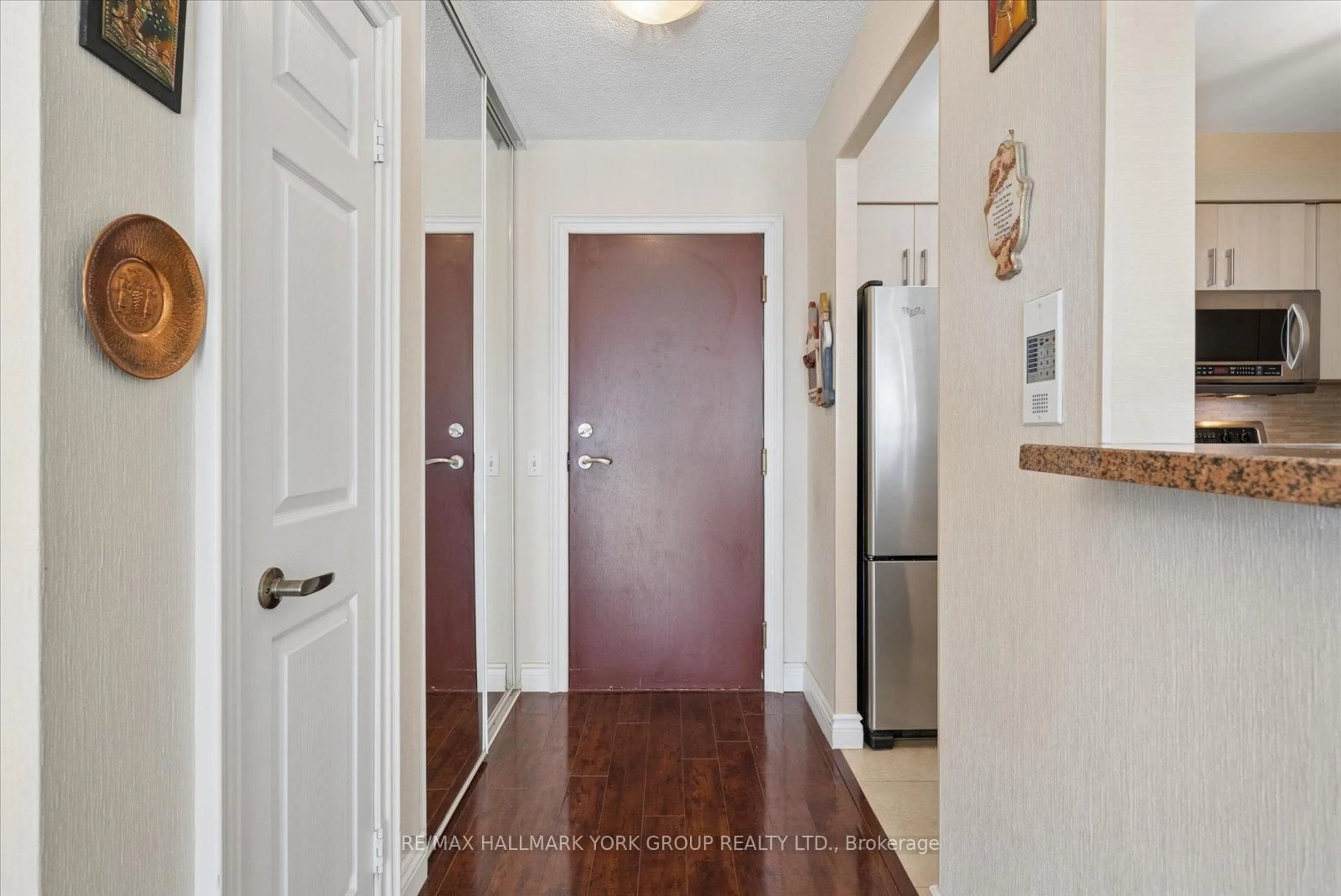 Indoor entryway for 81 Townsgate Dr #512, Vaughan Ontario L4J 8E6