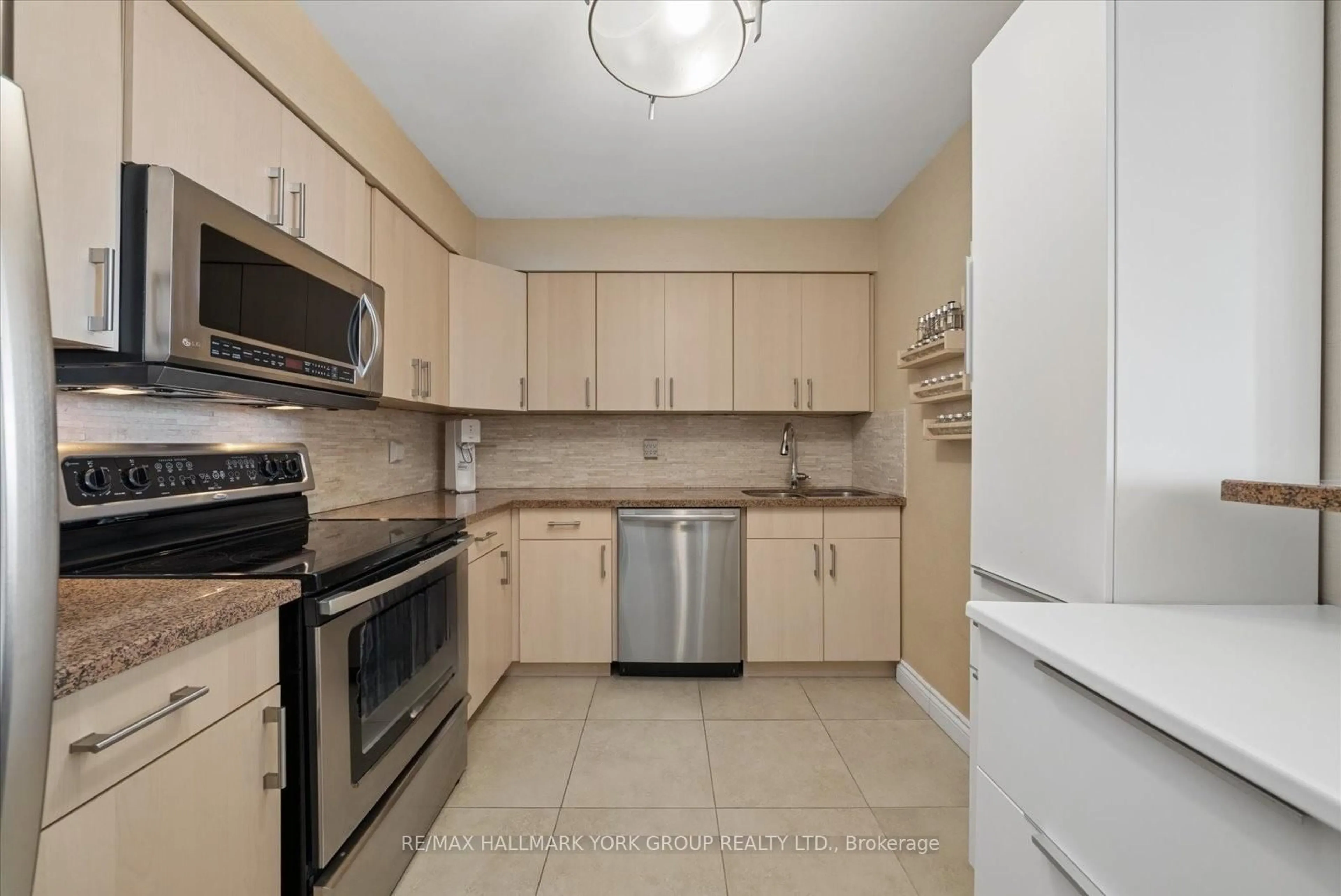 Standard kitchen, ceramic/tile floor for 81 Townsgate Dr #512, Vaughan Ontario L4J 8E6