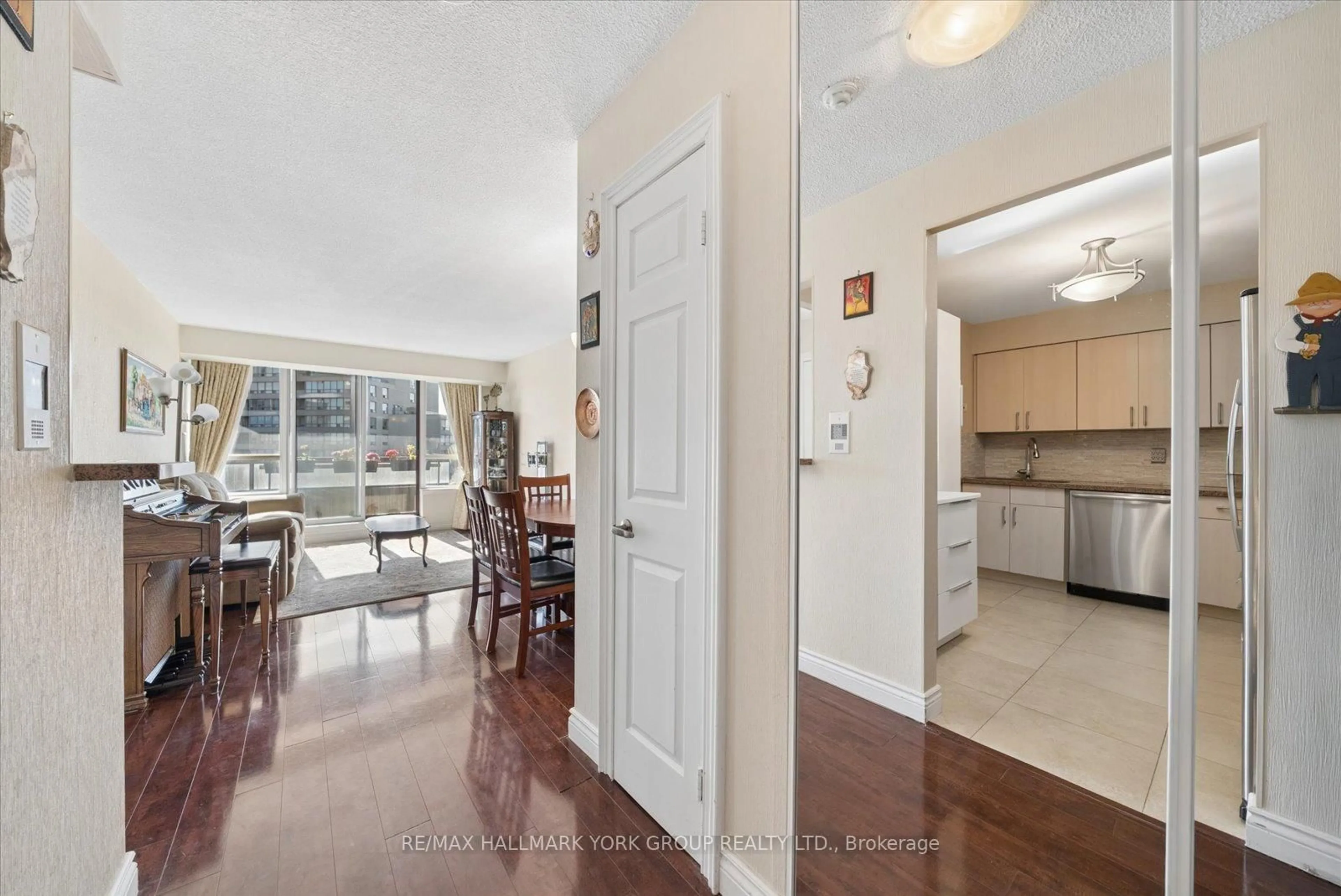 Unknown for 81 Townsgate Dr #512, Vaughan Ontario L4J 8E6