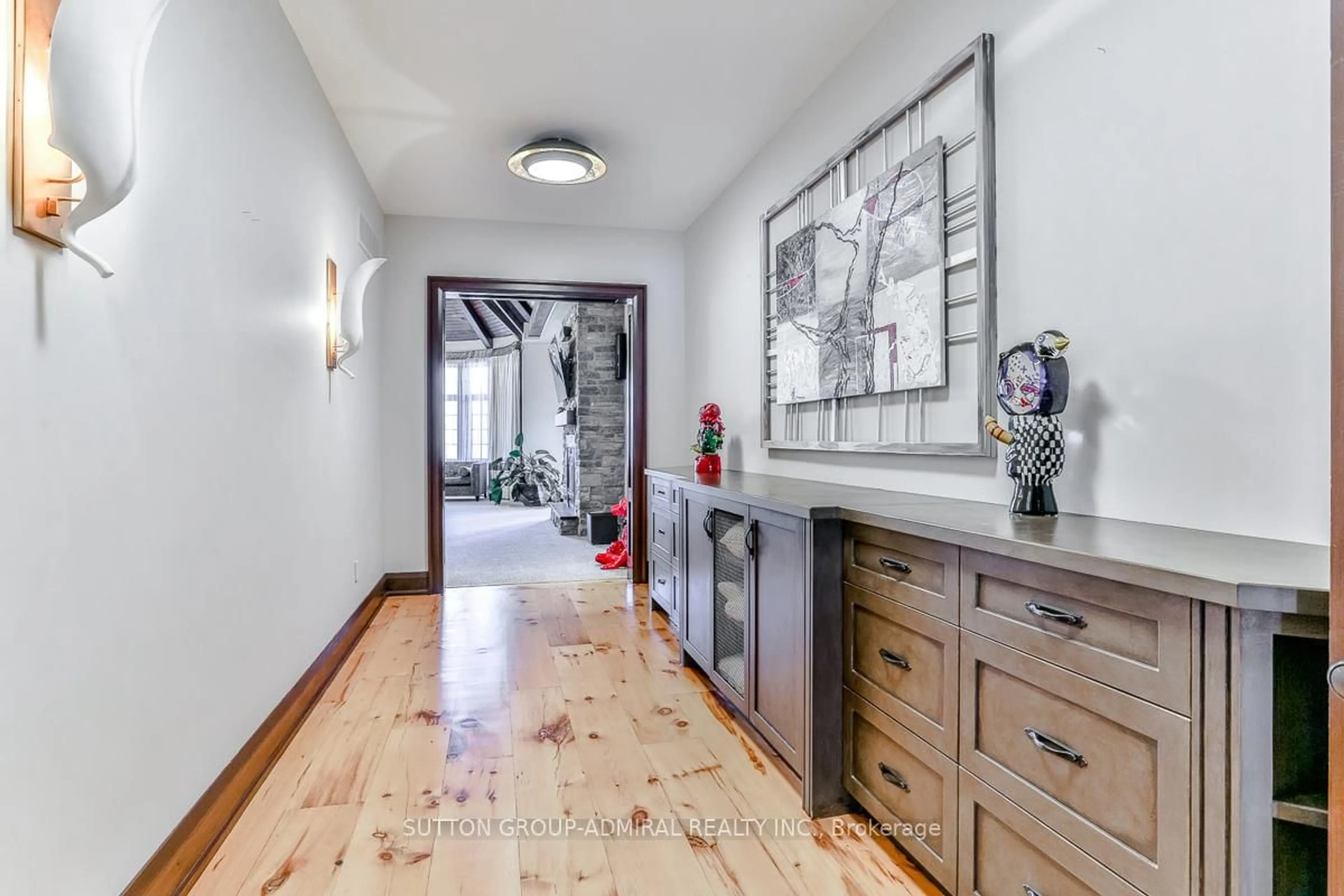 Indoor entryway for 66 Scotch Valley Dr, King Ontario L7B 1L9