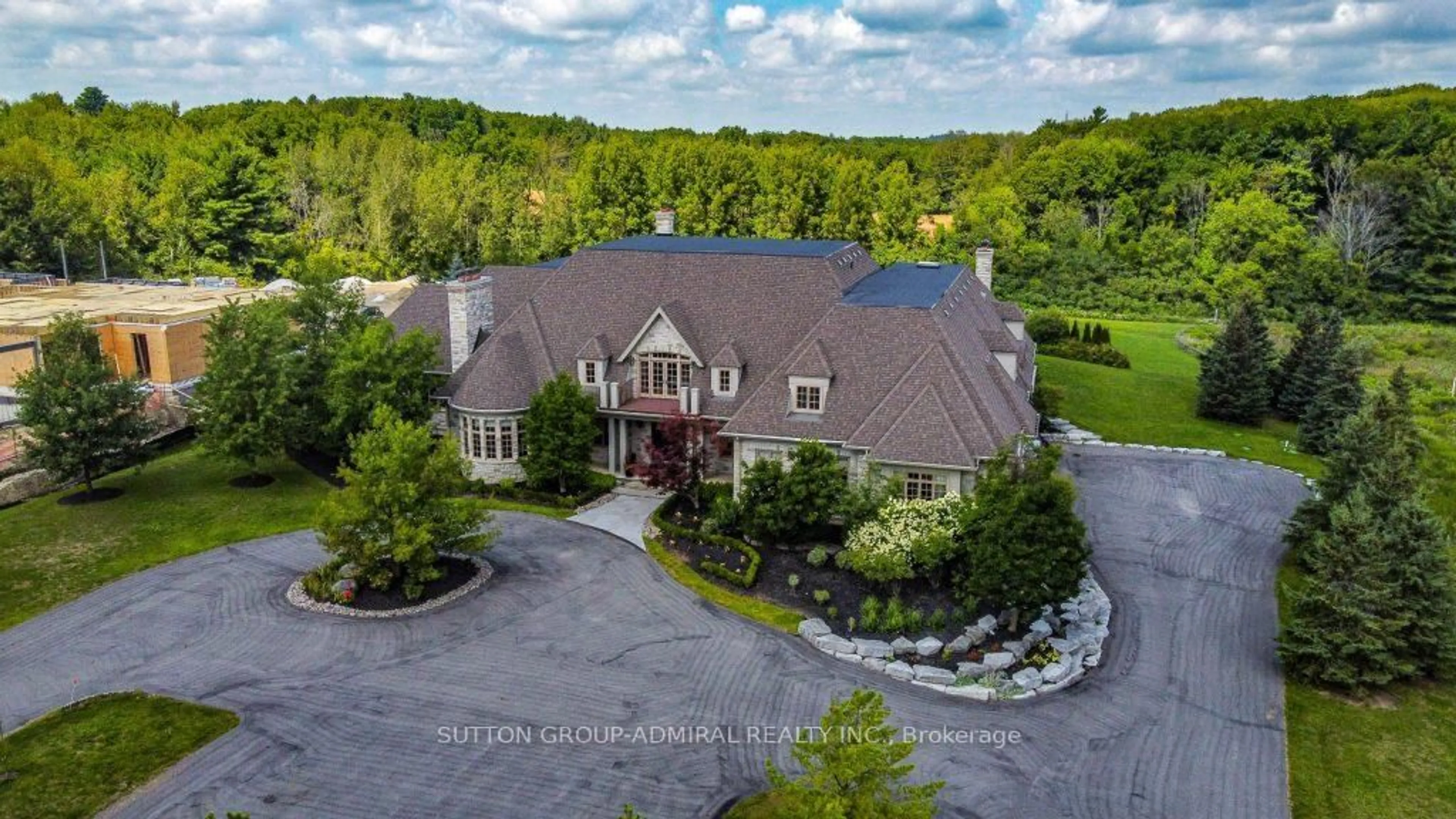 A pic from outside/outdoor area/front of a property/back of a property/a pic from drone, unknown for 66 Scotch Valley Dr, King Ontario L7B 1L9