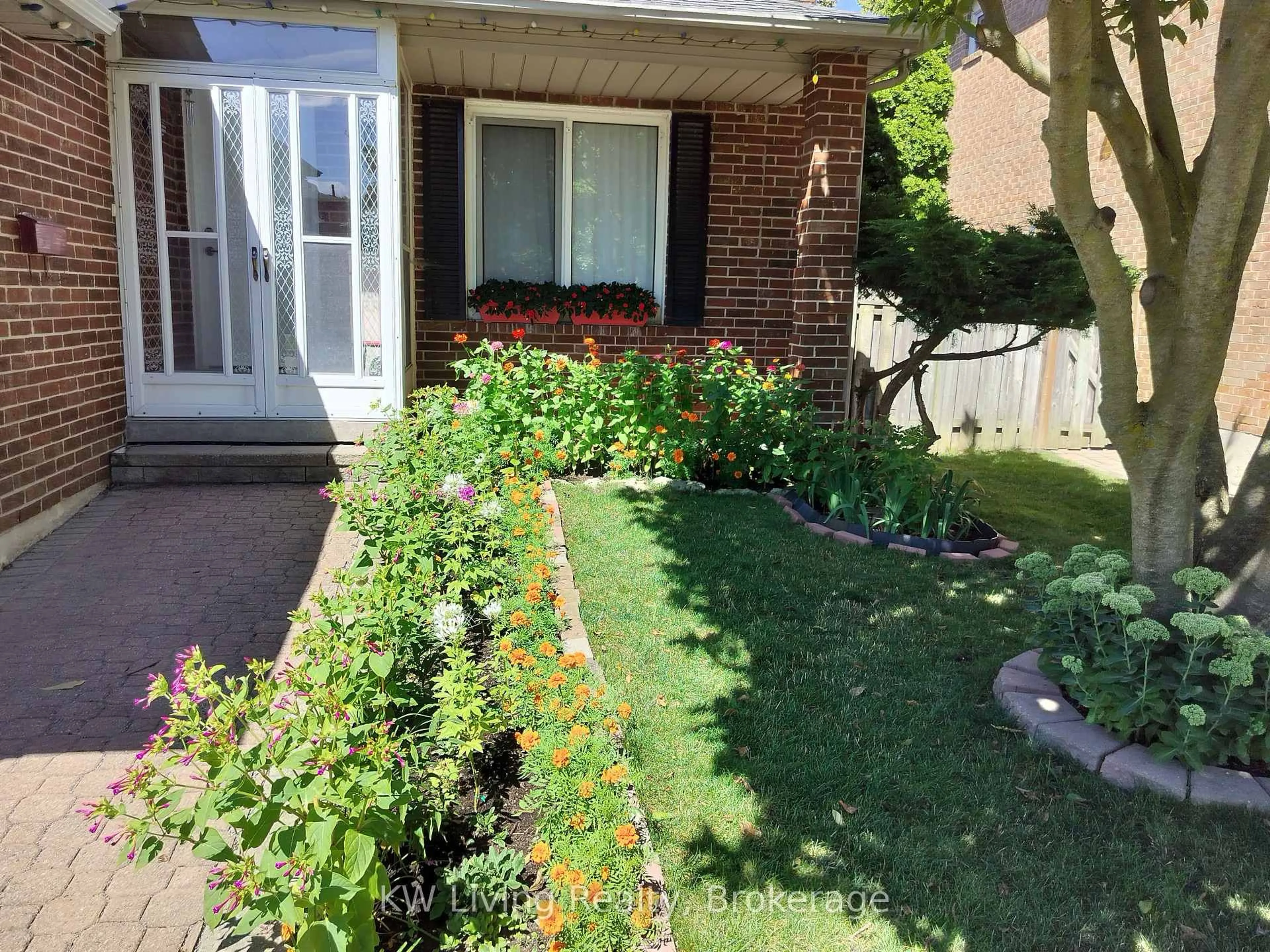 A pic from outside/outdoor area/front of a property/back of a property/a pic from drone, street for 215 Hollingham Rd, Markham Ontario L3R 8K4