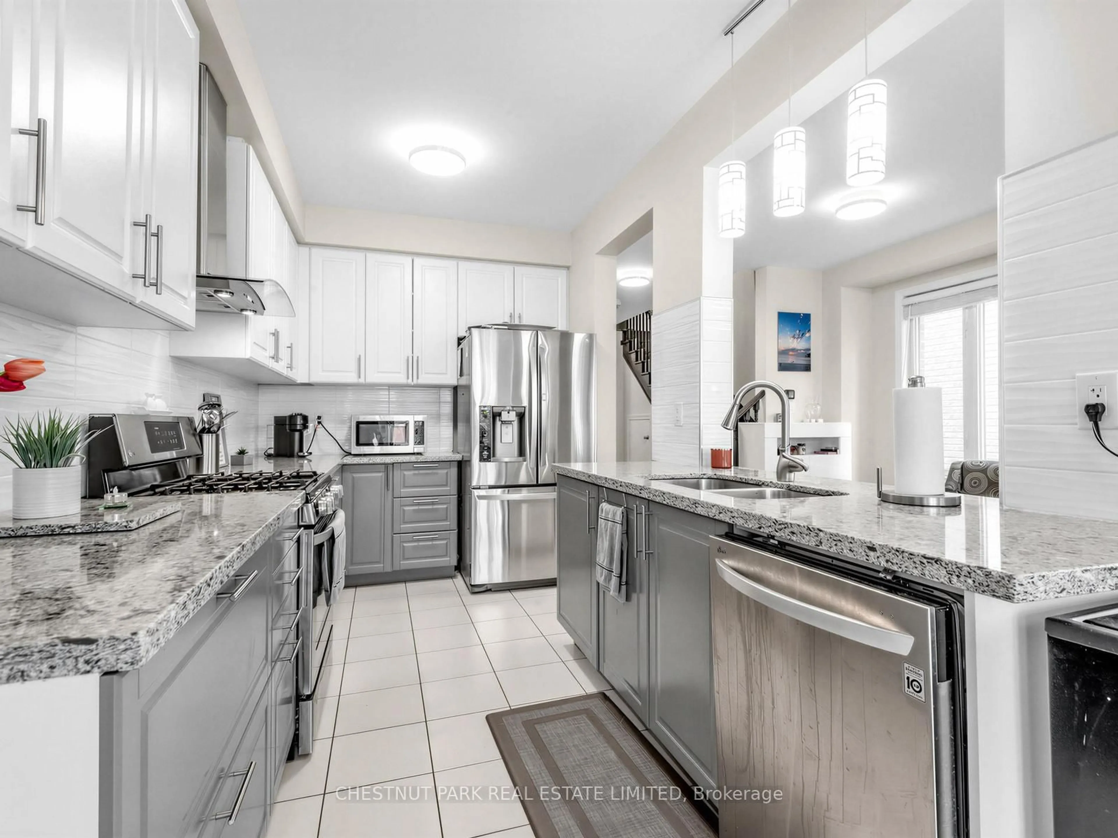 Open concept kitchen, ceramic/tile floor for 11 Constable St, Aurora Ontario L4G 1B7