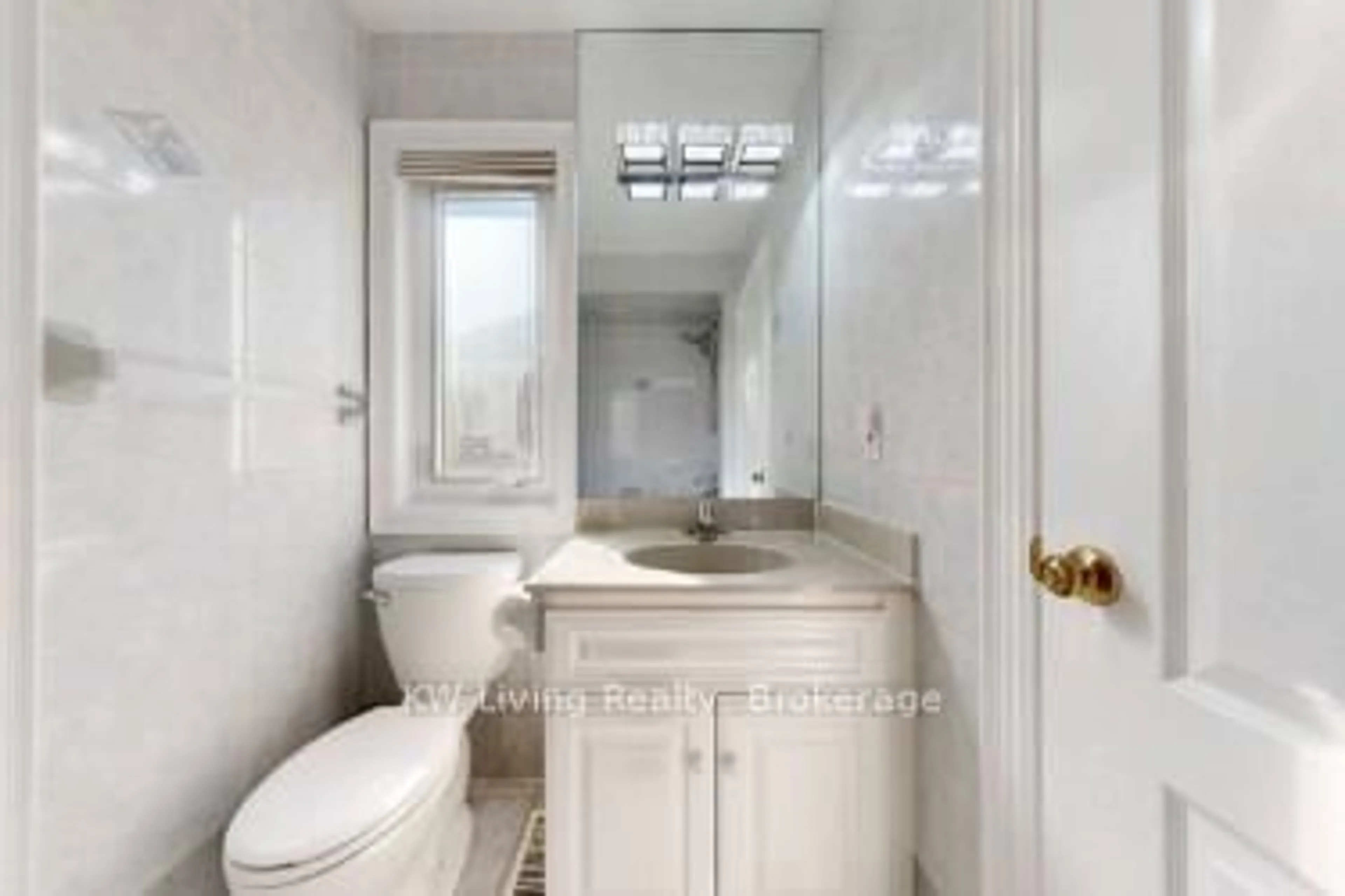 Standard bathroom, ceramic/tile floor for 18 Hillsborough Crt, Richmond Hill Ontario L4B 3X3