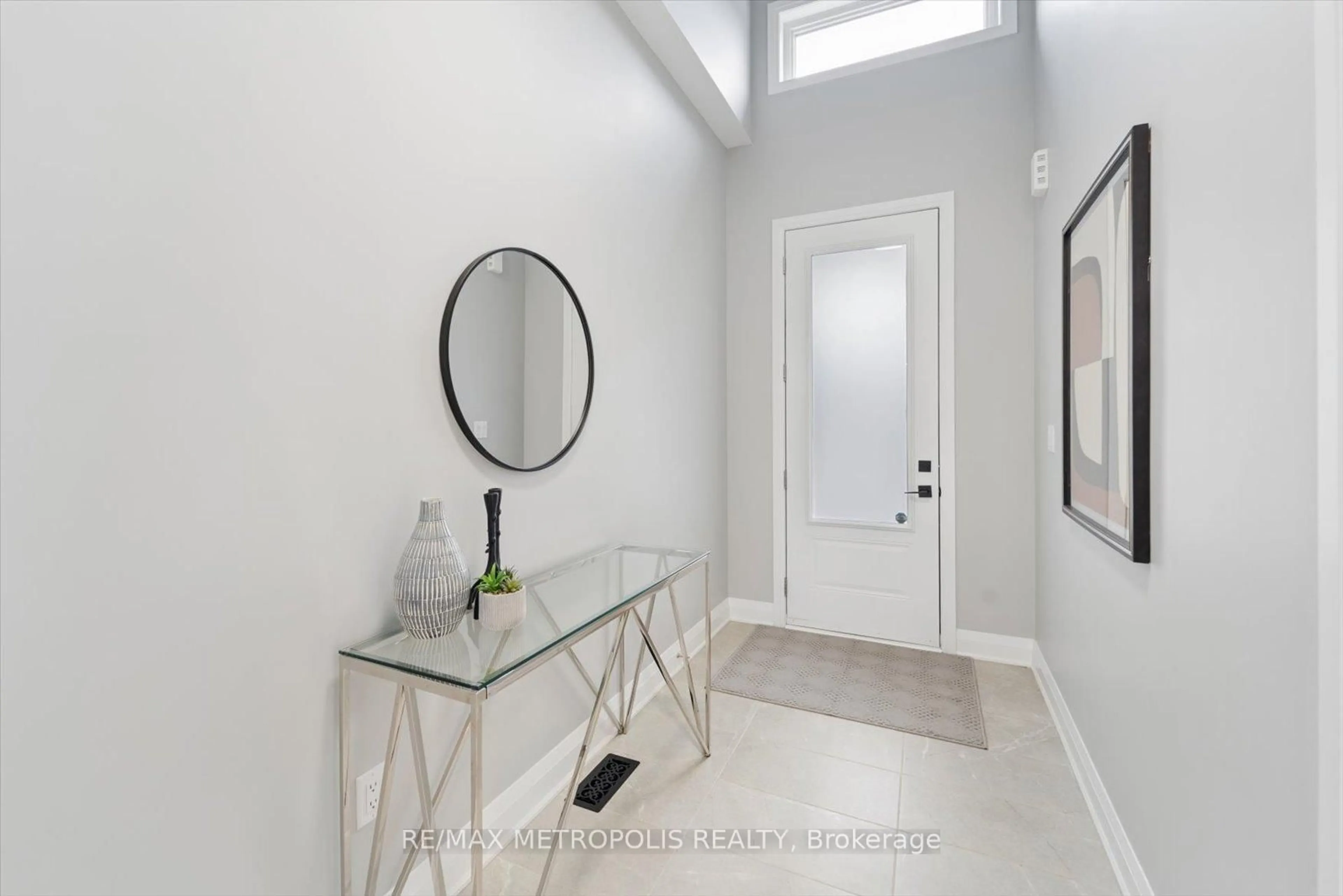 Indoor entryway for 19 Vern Robertson Gate, Uxbridge Ontario L9P 0R9