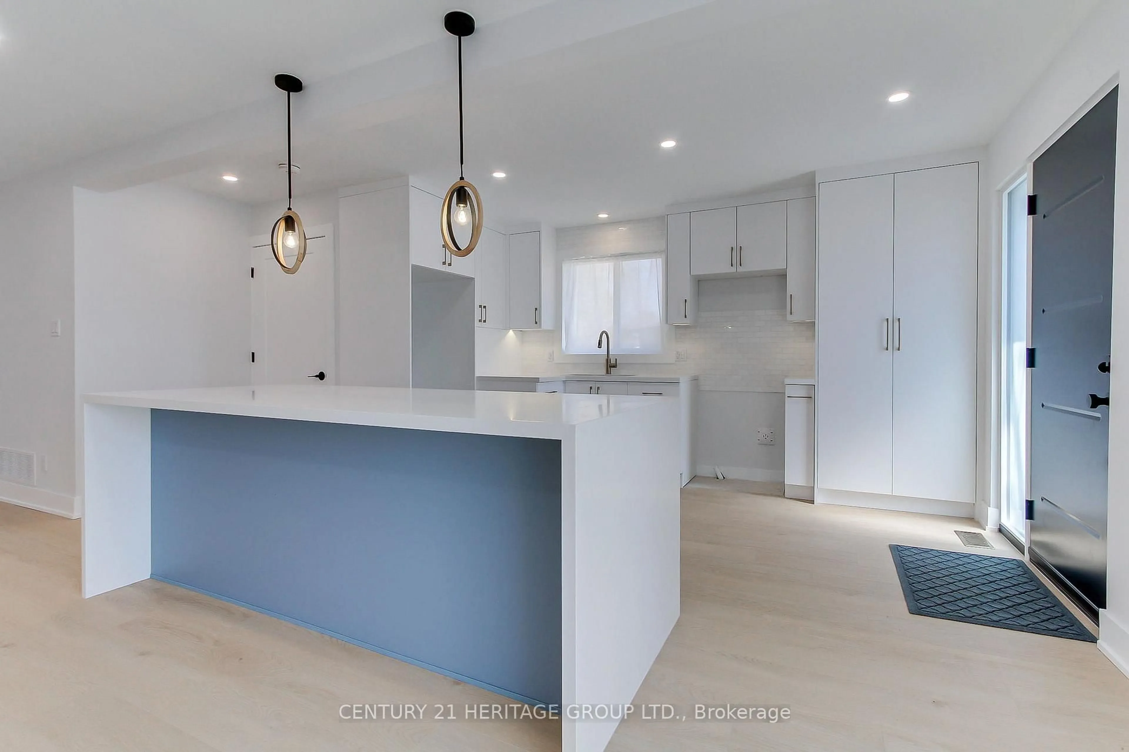 Open concept kitchen, ceramic/tile floor for 69 Marlin Crt, Newmarket Ontario L3Y 2W7