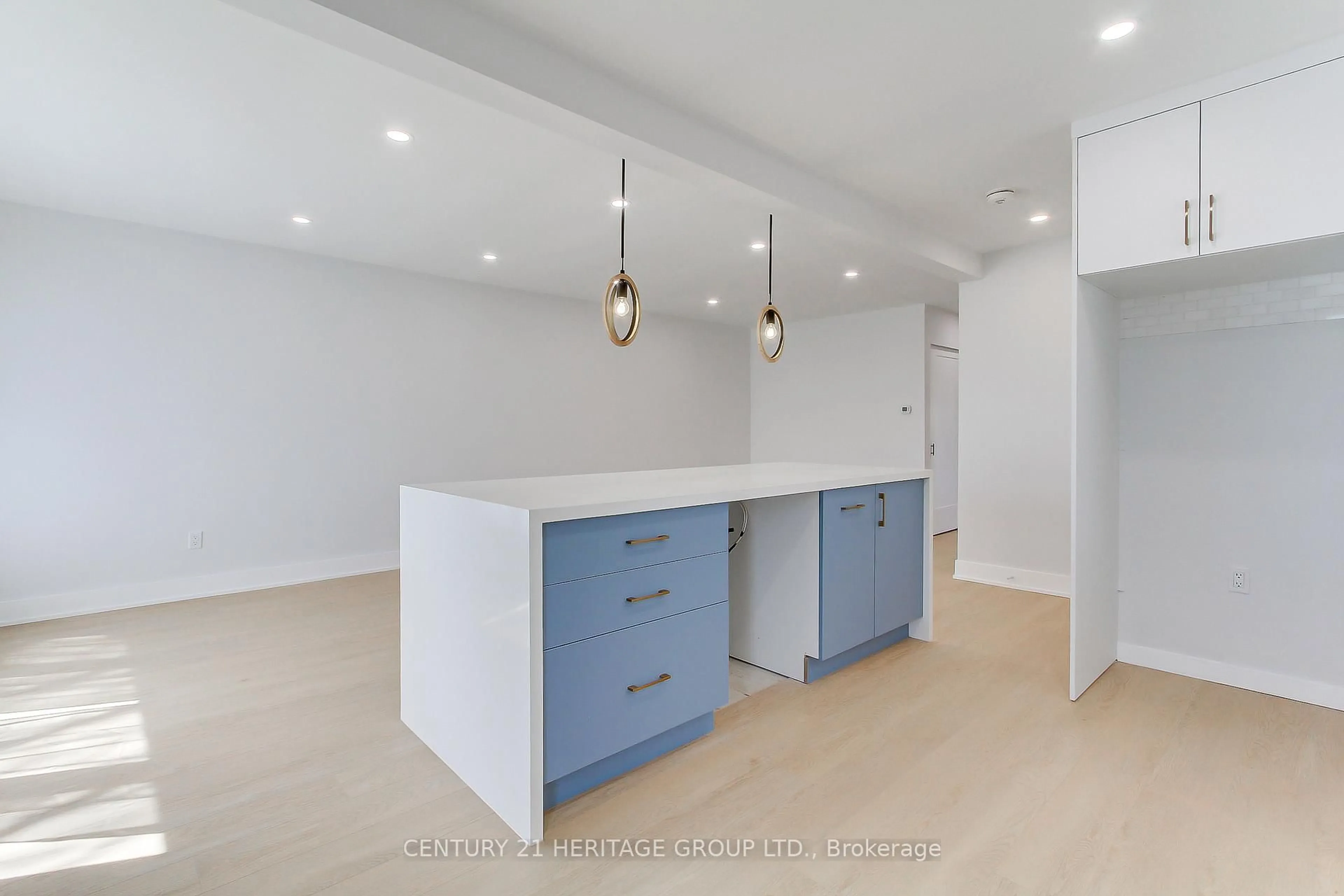 Open concept kitchen, unknown for 69 Marlin Crt, Newmarket Ontario L3Y 2W7