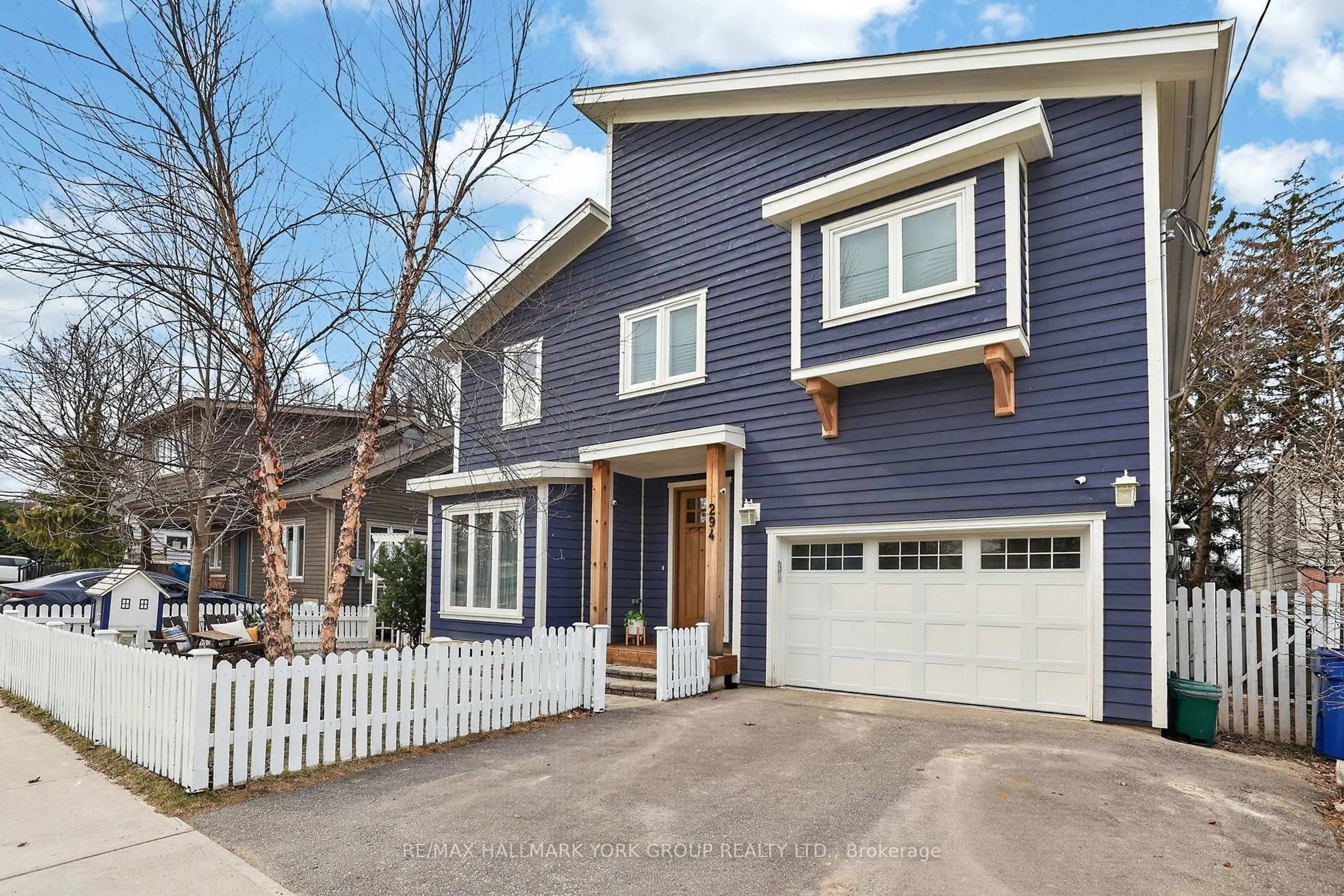 Home with brick exterior material, street for 294 Cawthra Blvd, Newmarket Ontario L3Y 4N8