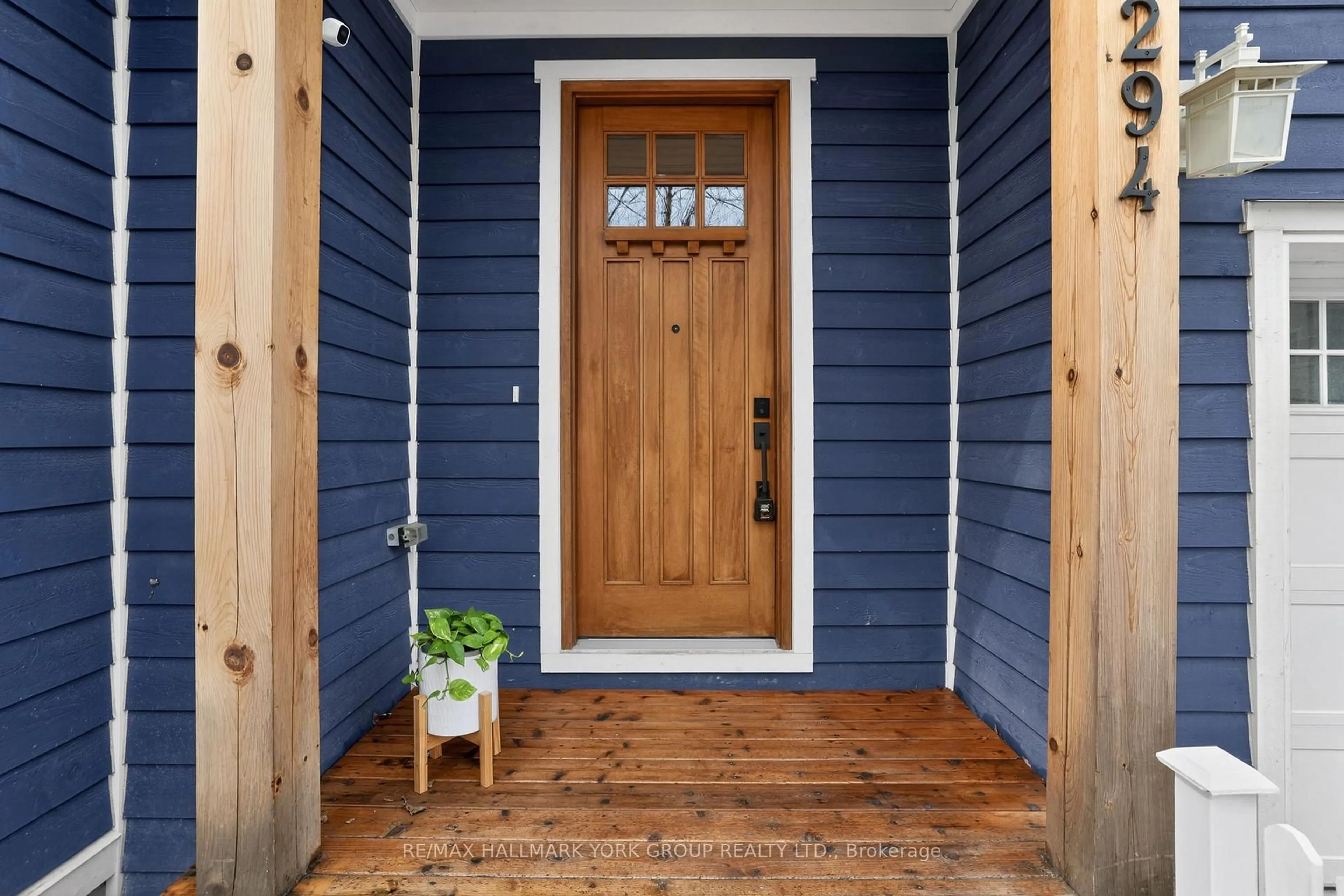 Indoor entryway for 294 Cawthra Blvd, Newmarket Ontario L3Y 4N8