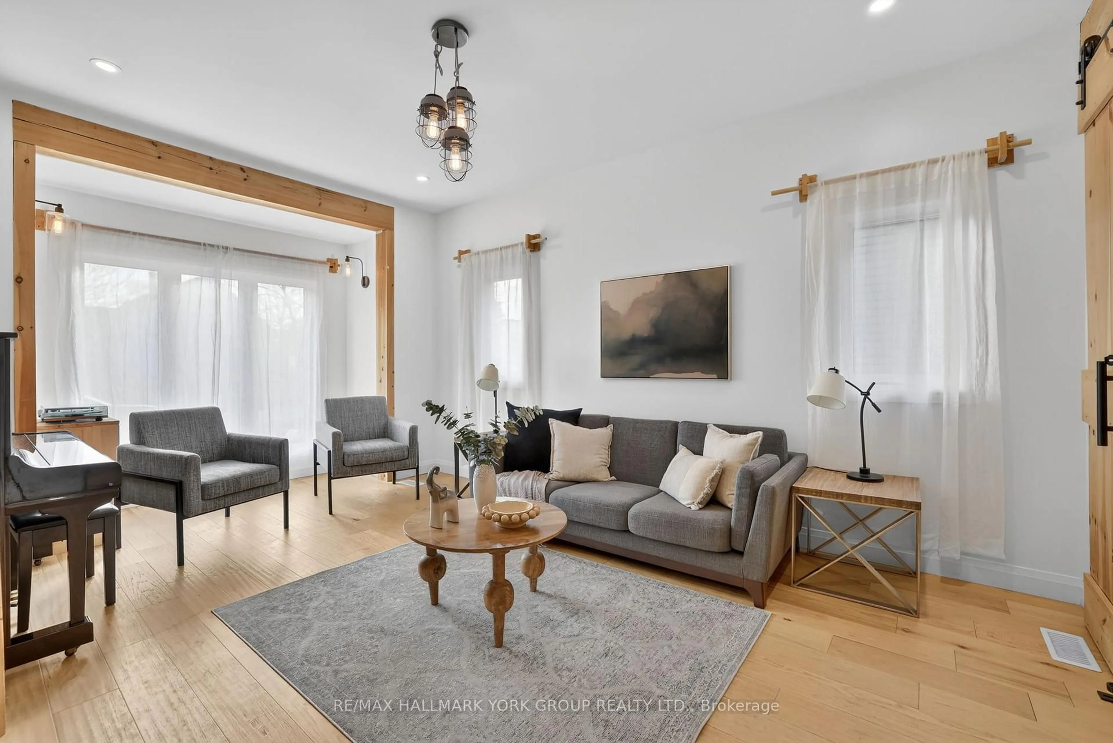 Living room with furniture, wood/laminate floor for 294 Cawthra Blvd, Newmarket Ontario L3Y 4N8