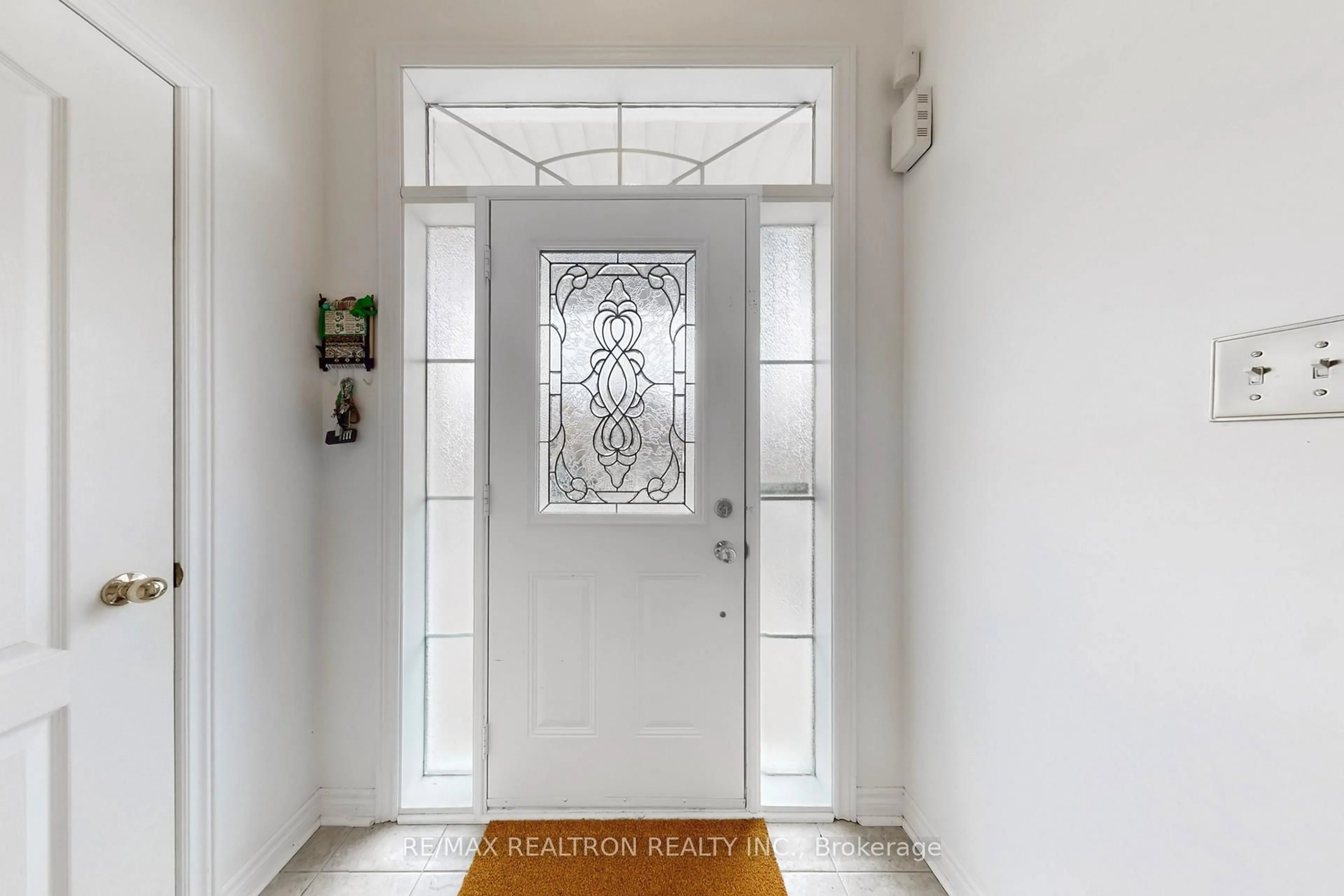 Indoor entryway for 37 Jonas Millway, Whitchurch-Stouffville Ontario L4A 0M4