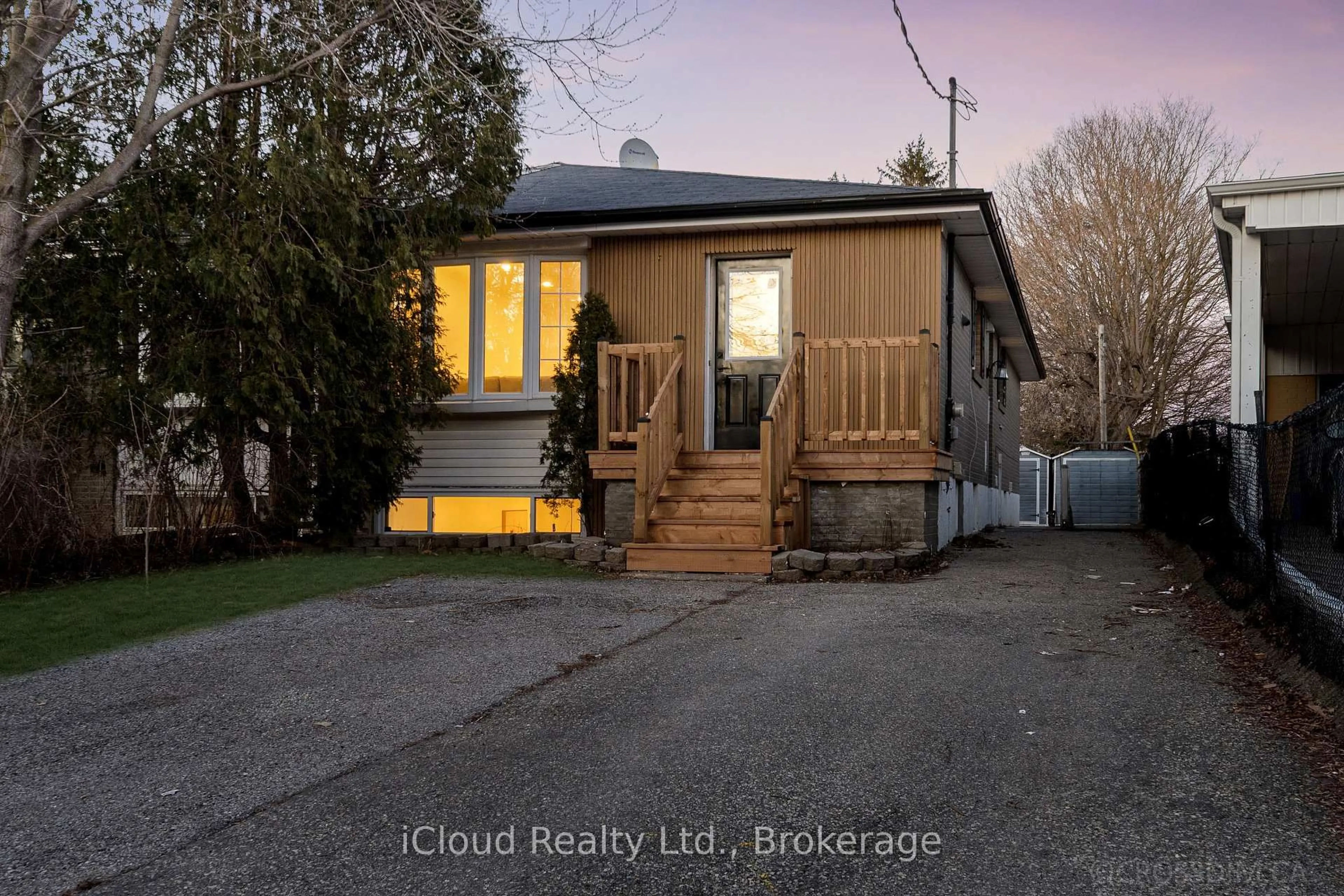 Shed for 107 Bayview Pkwy, Newmarket Ontario L3Y 3W2