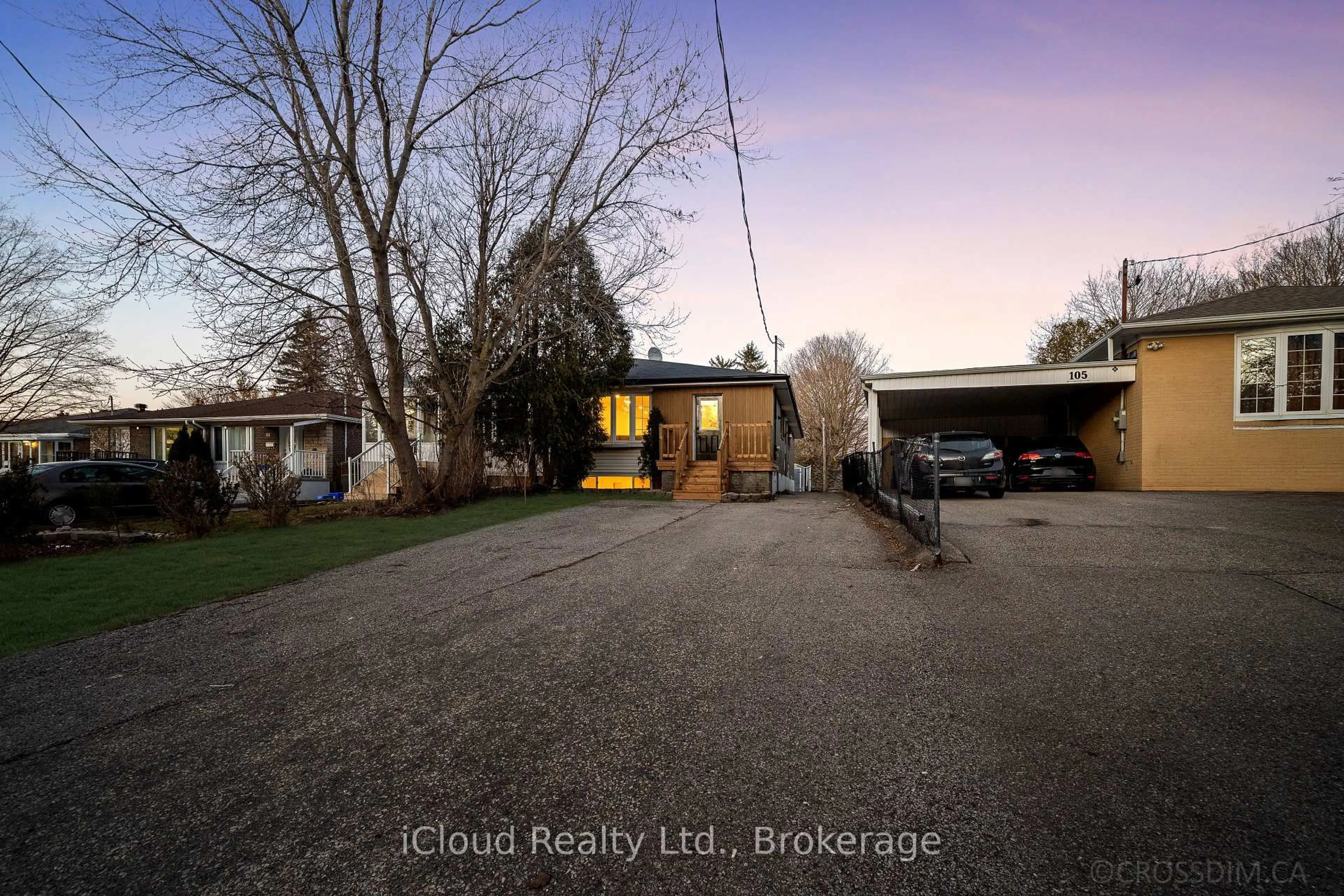 A pic from outside/outdoor area/front of a property/back of a property/a pic from drone, street for 107 Bayview Pkwy, Newmarket Ontario L3Y 3W2