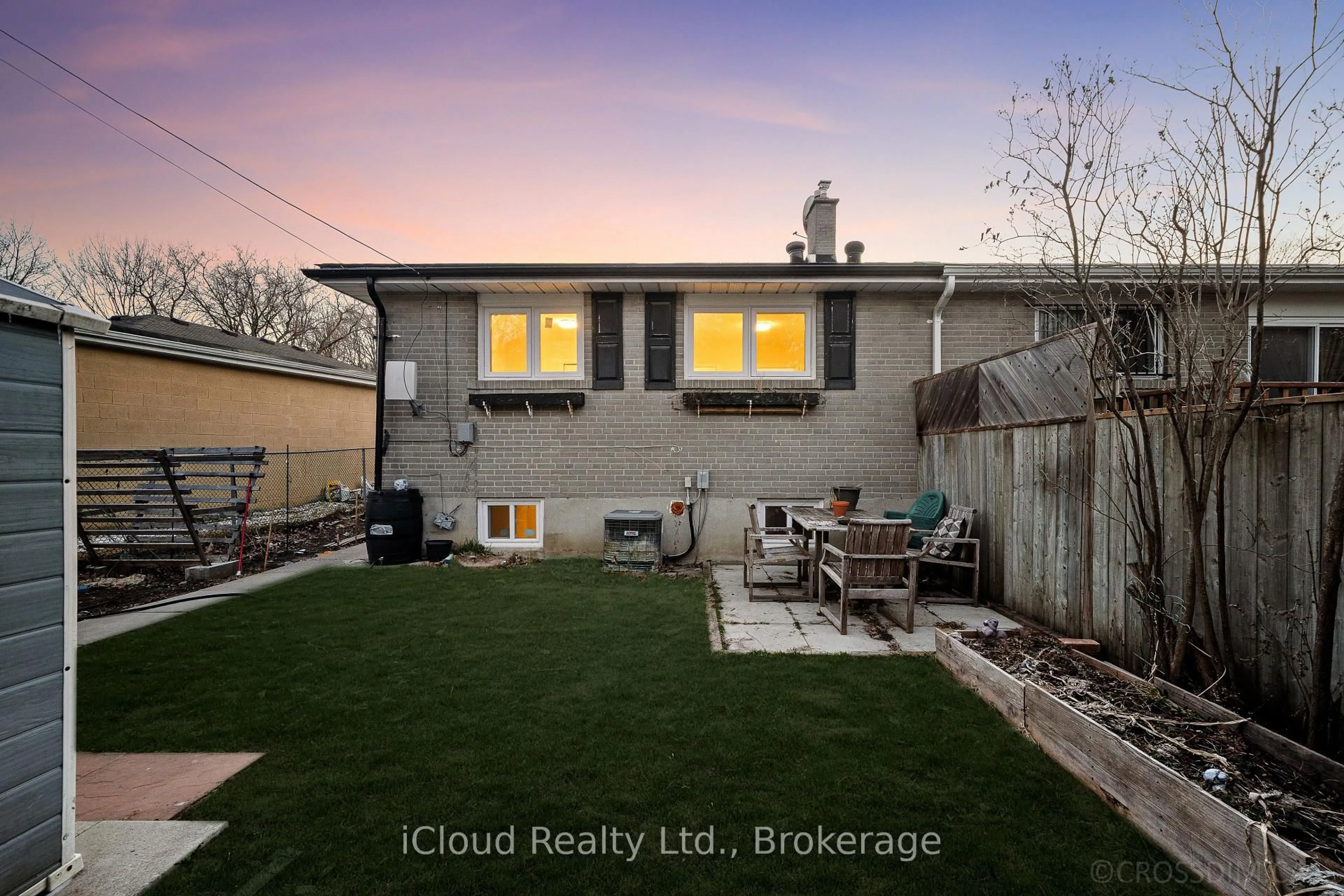 A pic from outside/outdoor area/front of a property/back of a property/a pic from drone, street for 107 Bayview Pkwy, Newmarket Ontario L3Y 3W2