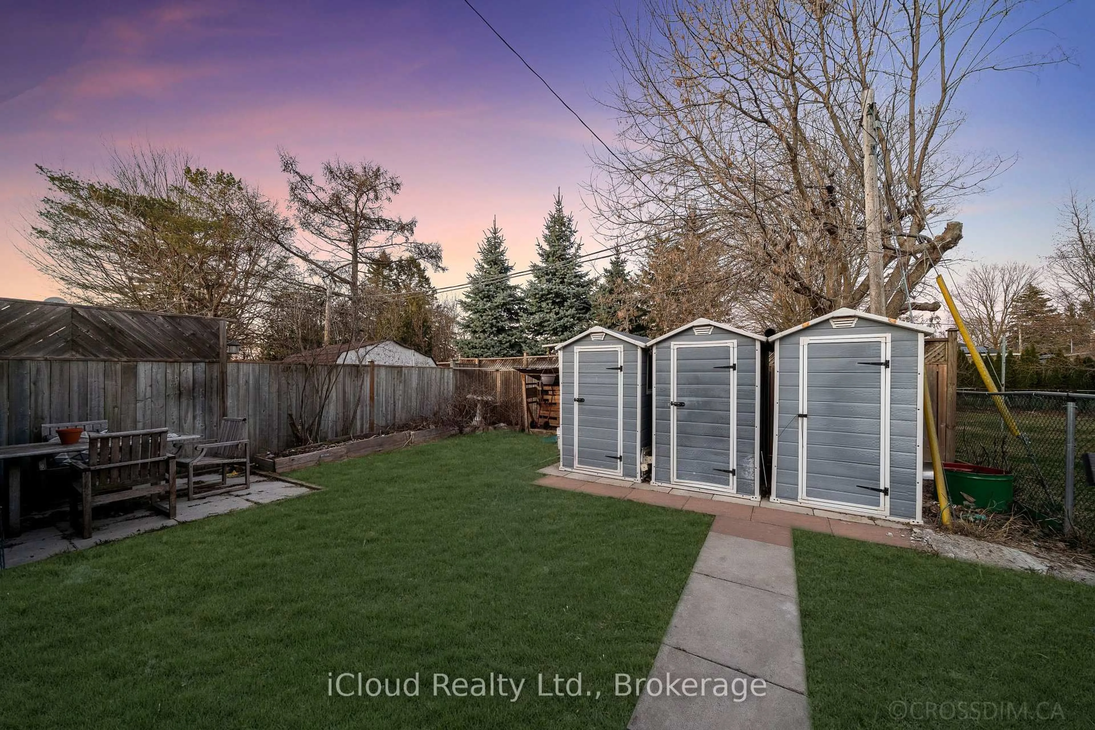 Shed for 107 Bayview Pkwy, Newmarket Ontario L3Y 3W2