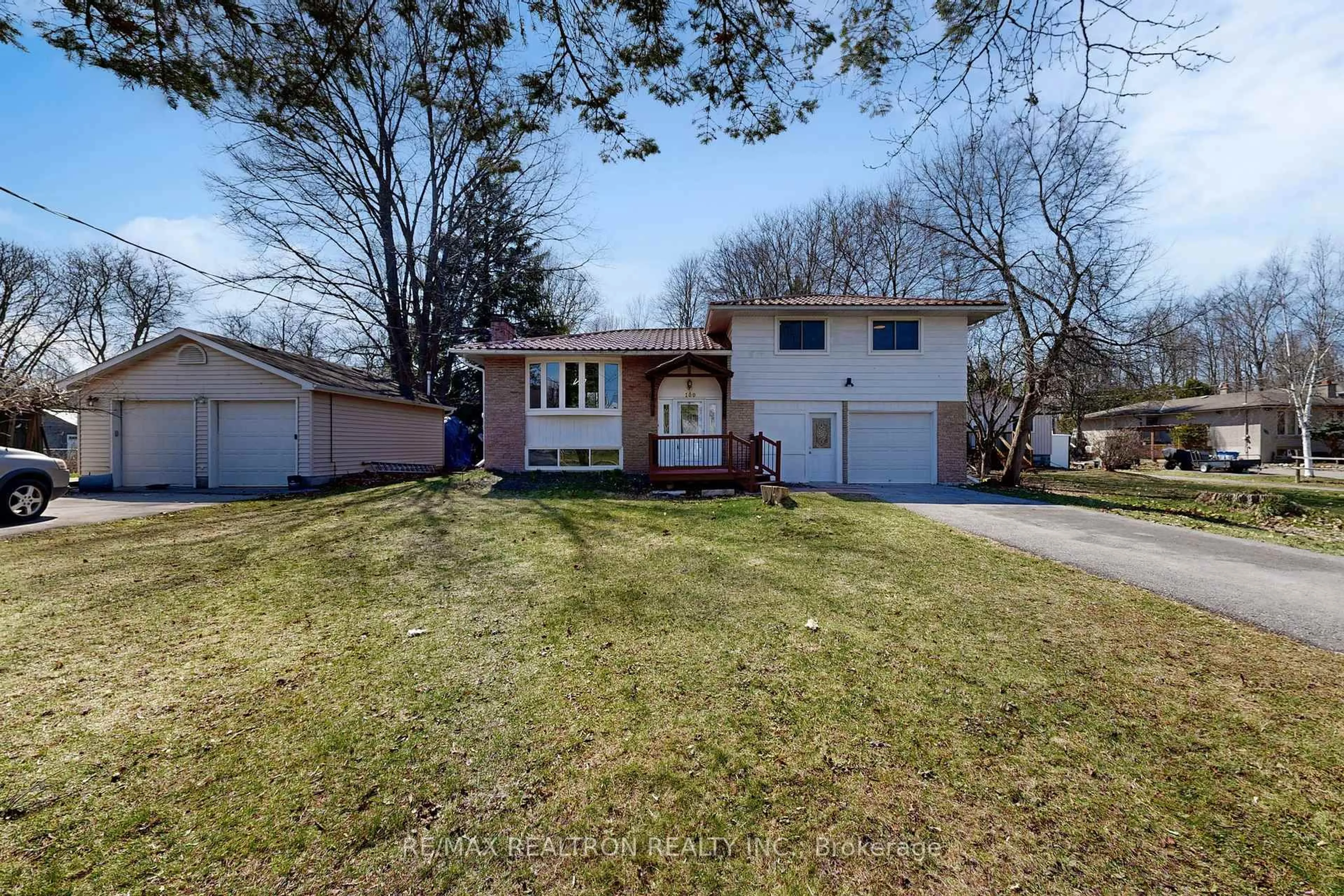 A pic from outside/outdoor area/front of a property/back of a property/a pic from drone, street for 100 River Dr, East Gwillimbury Ontario L9N 1A4