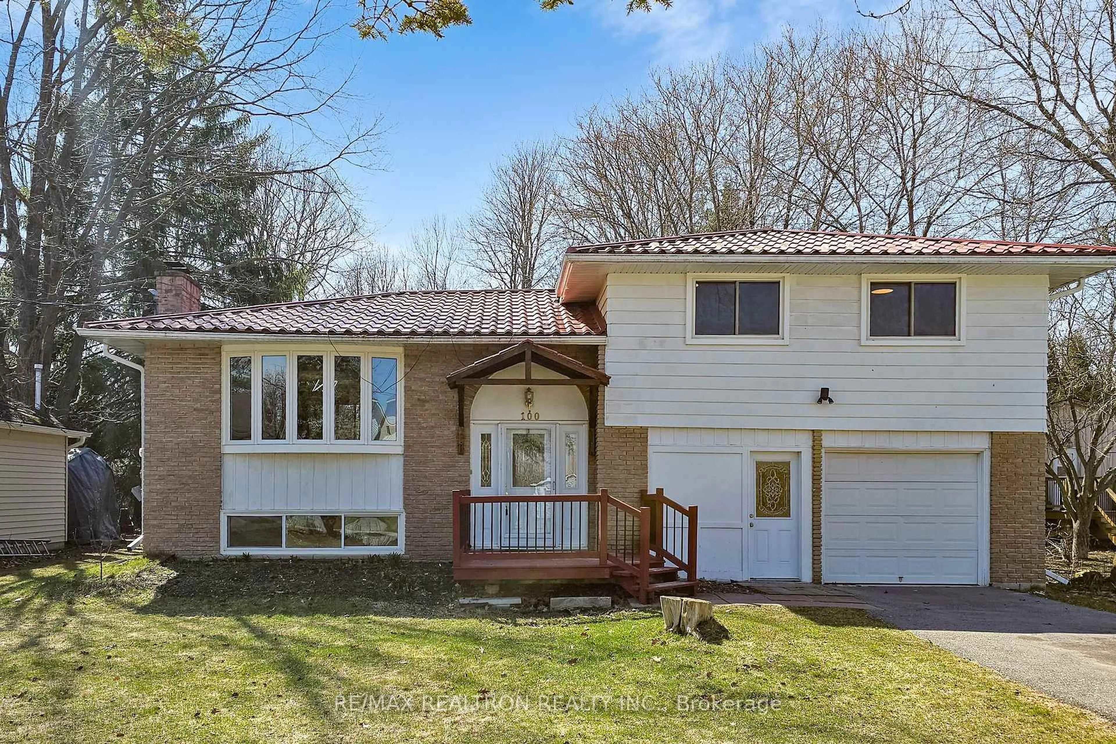 Home with vinyl exterior material, street for 100 River Dr, East Gwillimbury Ontario L9N 1A4