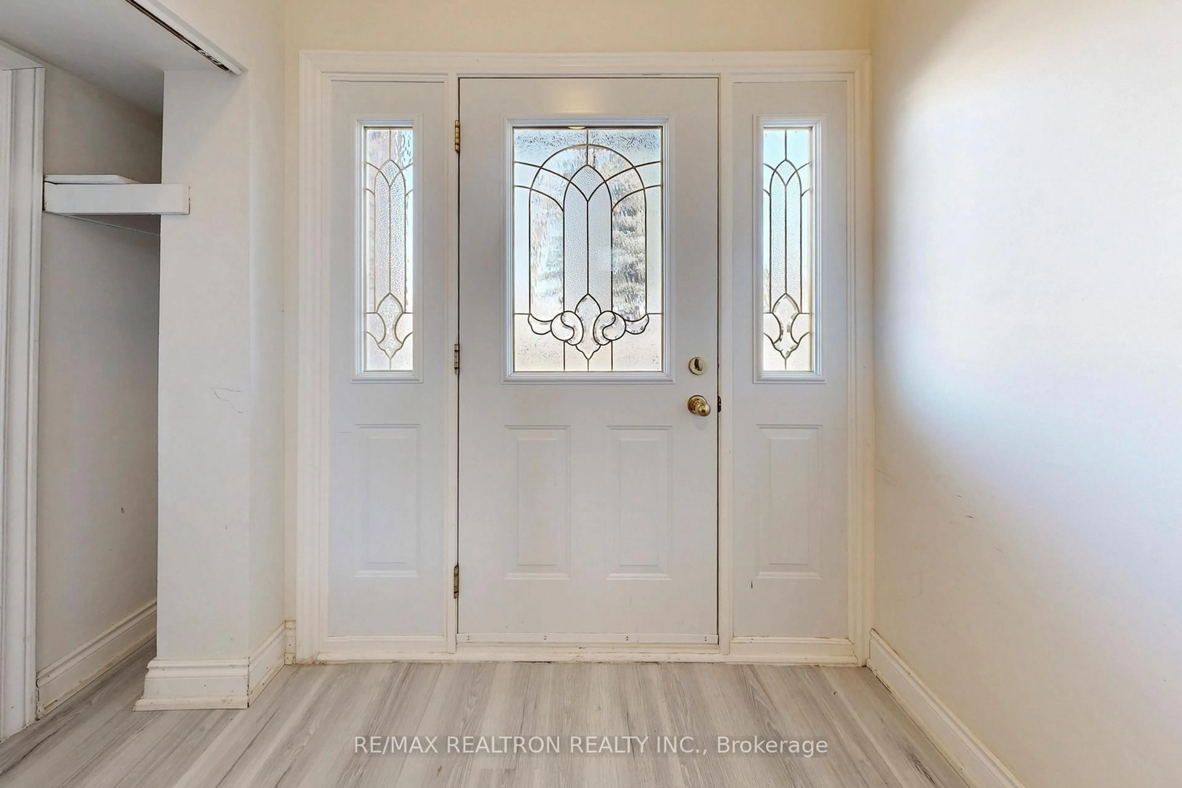 Indoor entryway for 100 River Dr, East Gwillimbury Ontario L9N 1A4