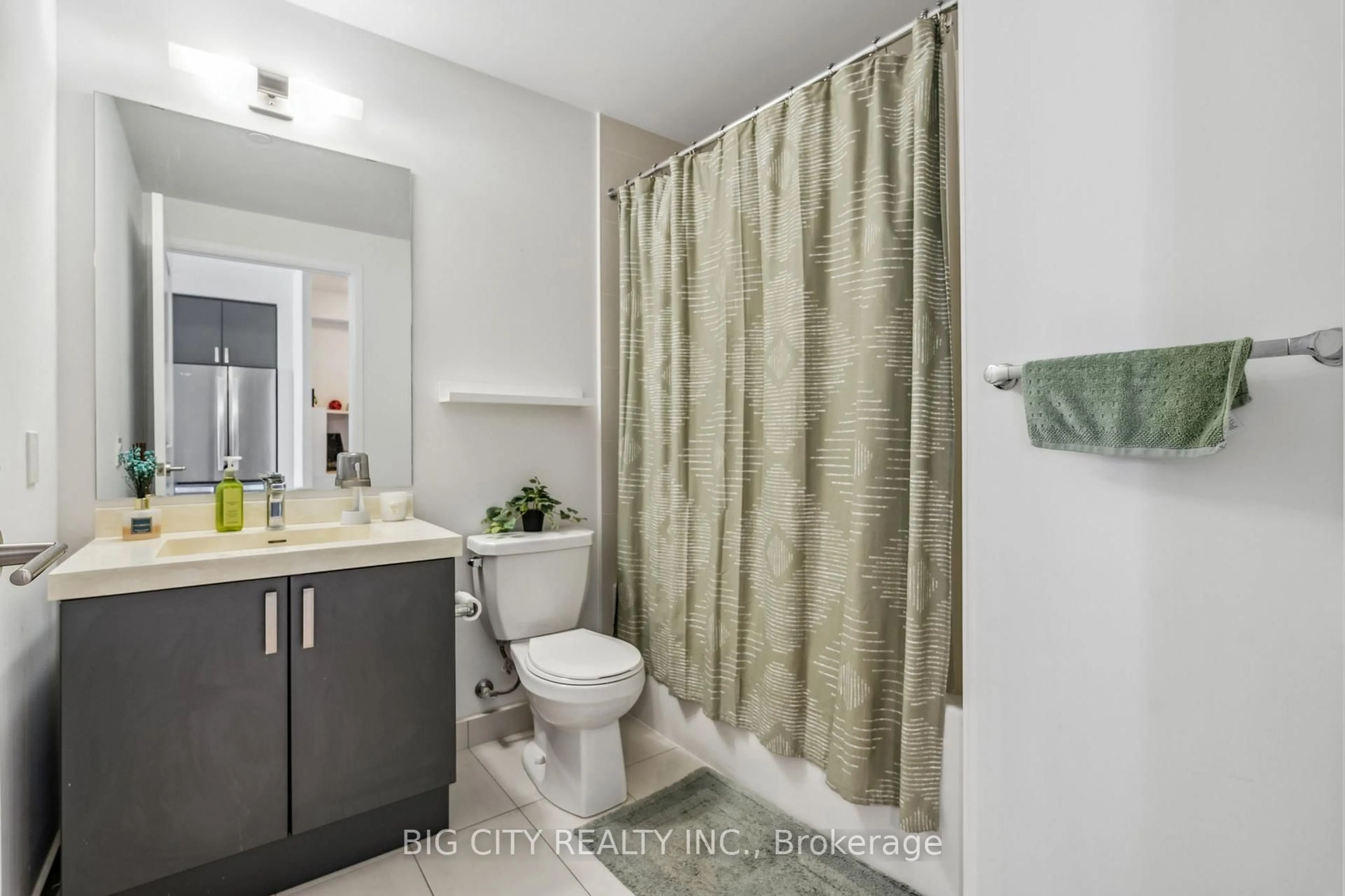 Standard bathroom, unknown for 7895 Jane St #3211, Vaughan Ontario L4K 2M7