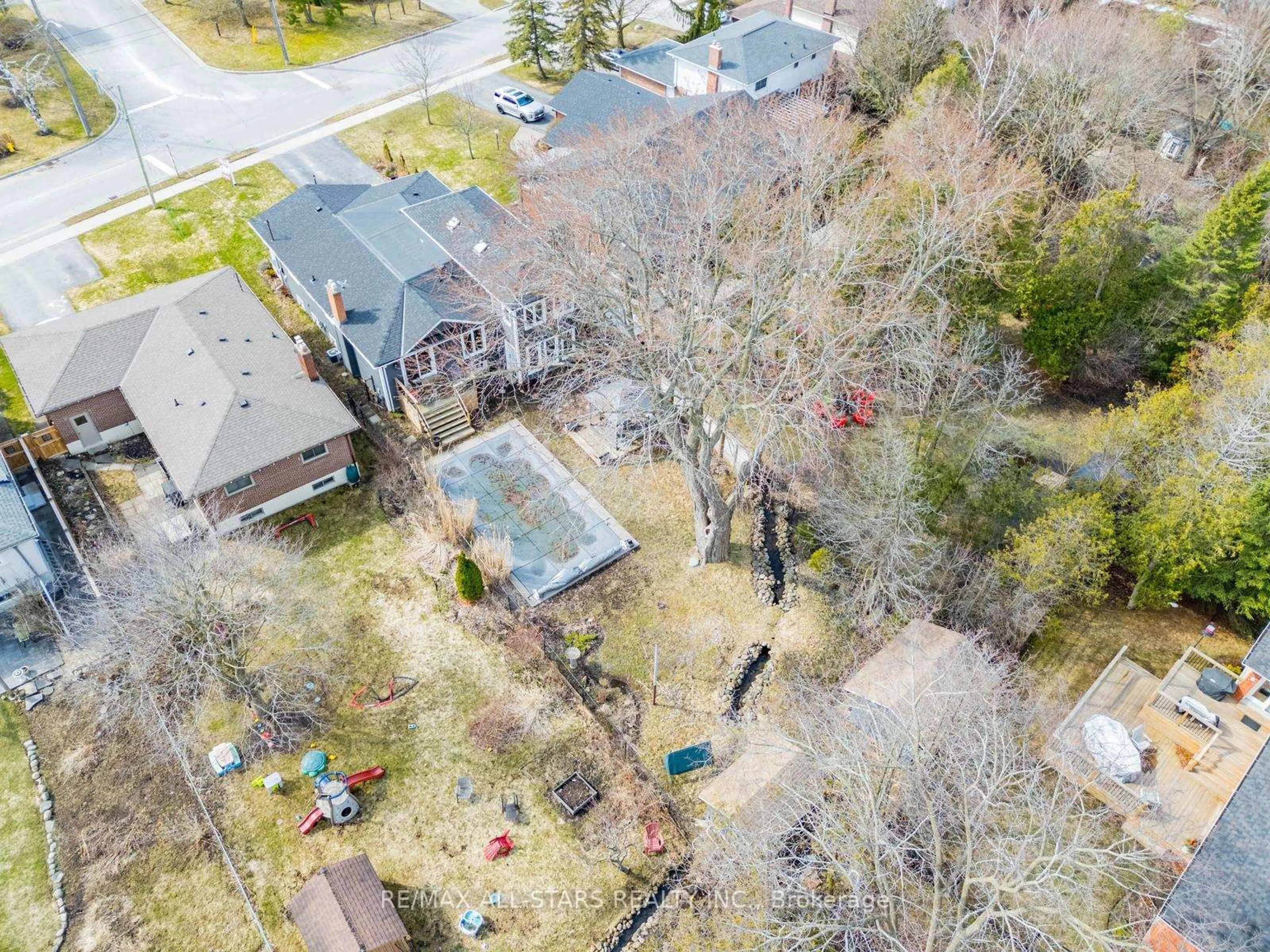 A pic from outside/outdoor area/front of a property/back of a property/a pic from drone, street for 91 Manitoba St, Whitchurch-Stouffville Ontario L4A 4T3