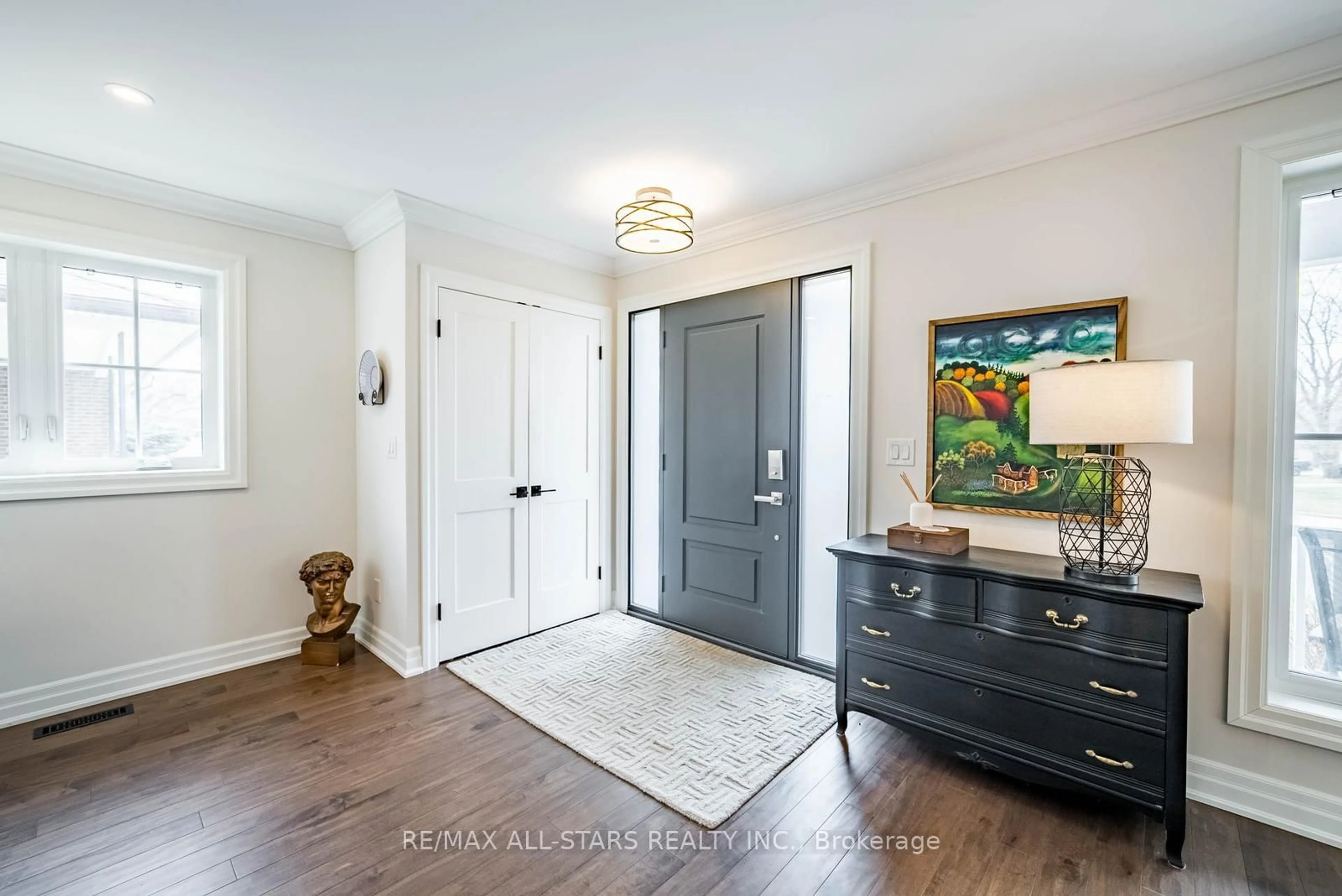 Indoor entryway for 91 Manitoba St, Whitchurch-Stouffville Ontario L4A 4T3