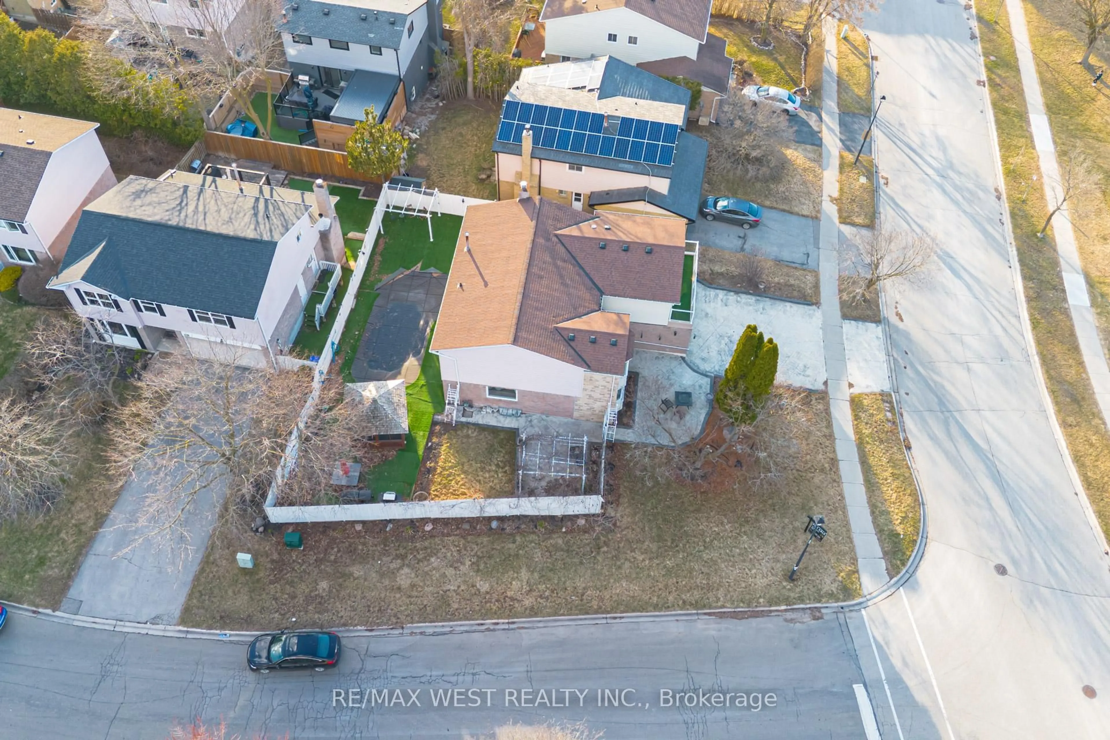 A pic from outside/outdoor area/front of a property/back of a property/a pic from drone, street for 890 Wayne Dr, Newmarket Ontario L3Y 5T7